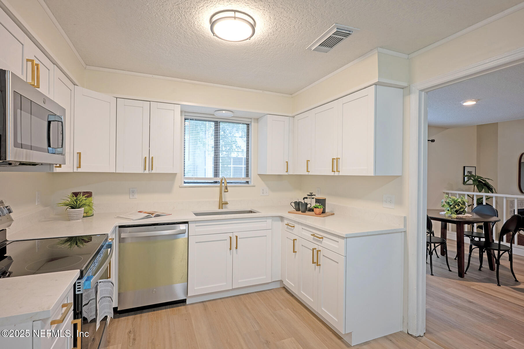 1901 WOOD HILL Place 1901