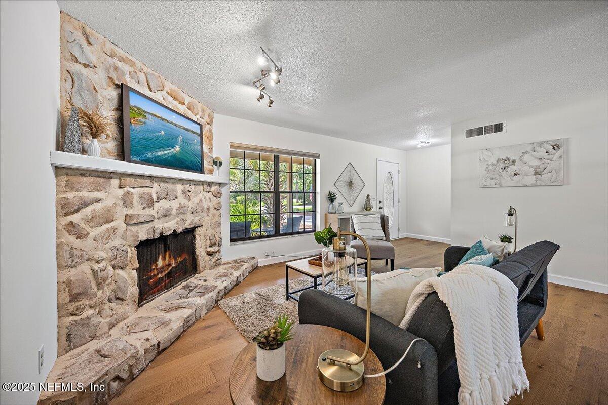 100 PALMERA Court