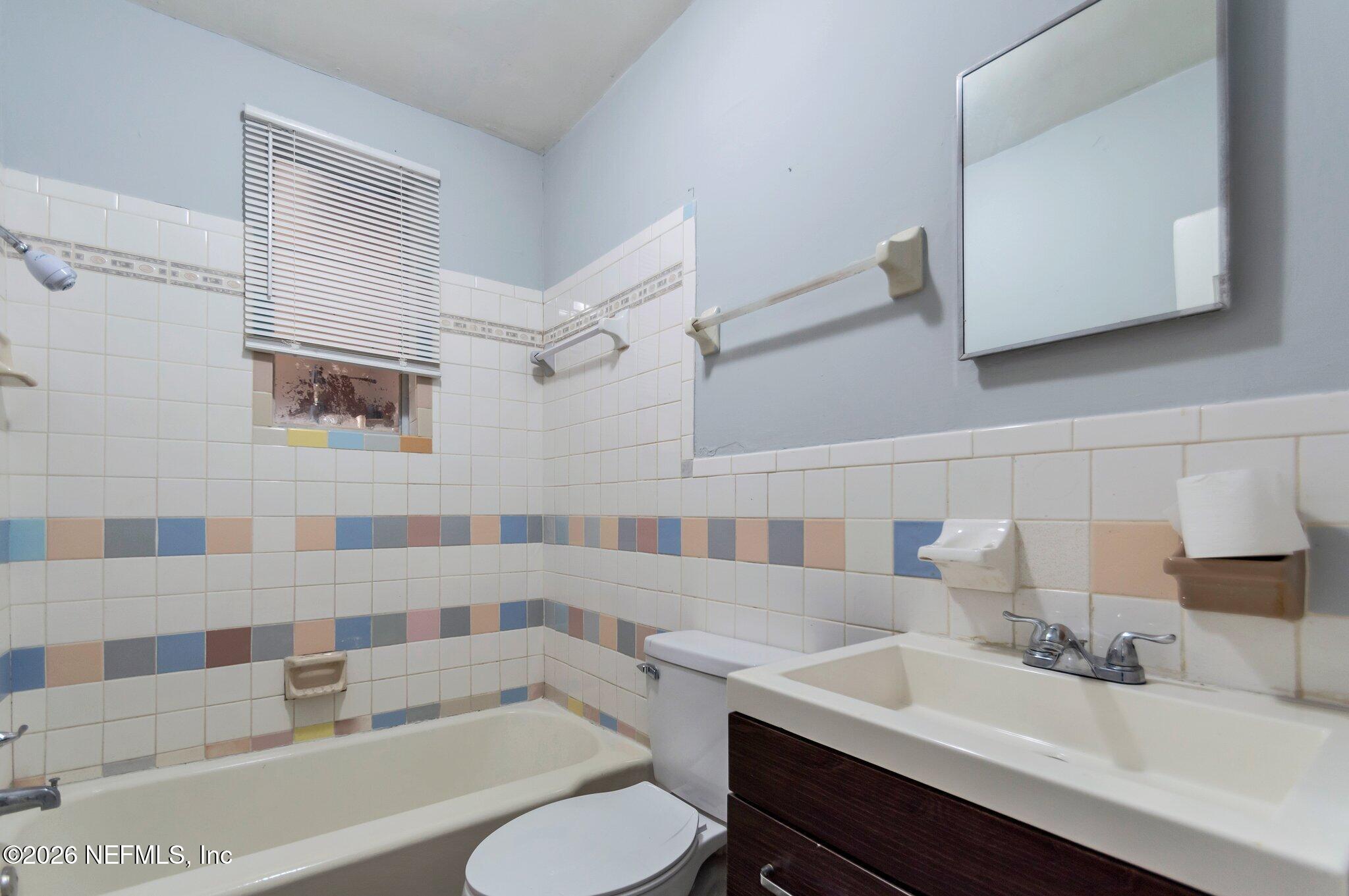 1824 W 10TH Street