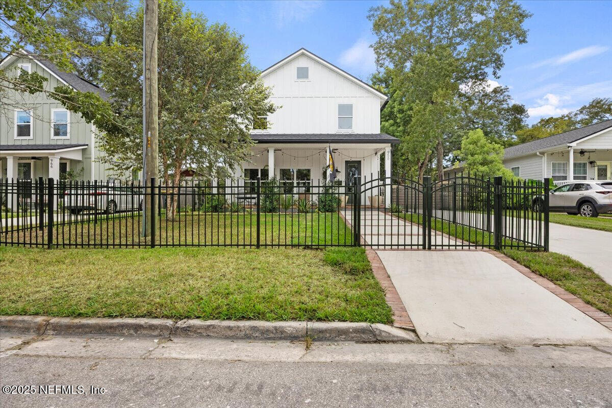 956 INGLESIDE Avenue