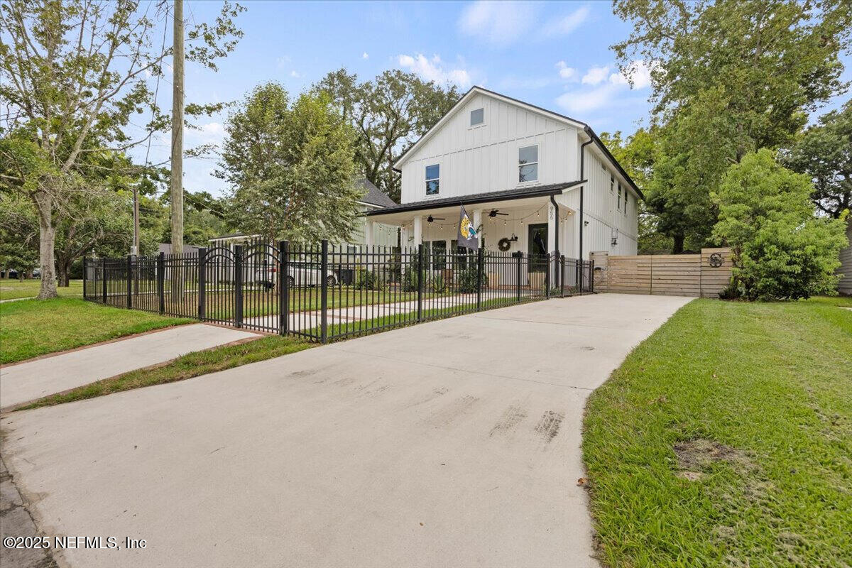 956 INGLESIDE Avenue