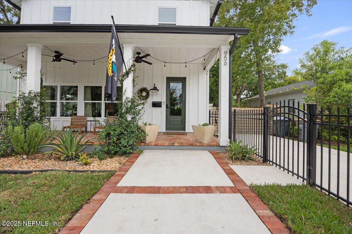 956 INGLESIDE Avenue