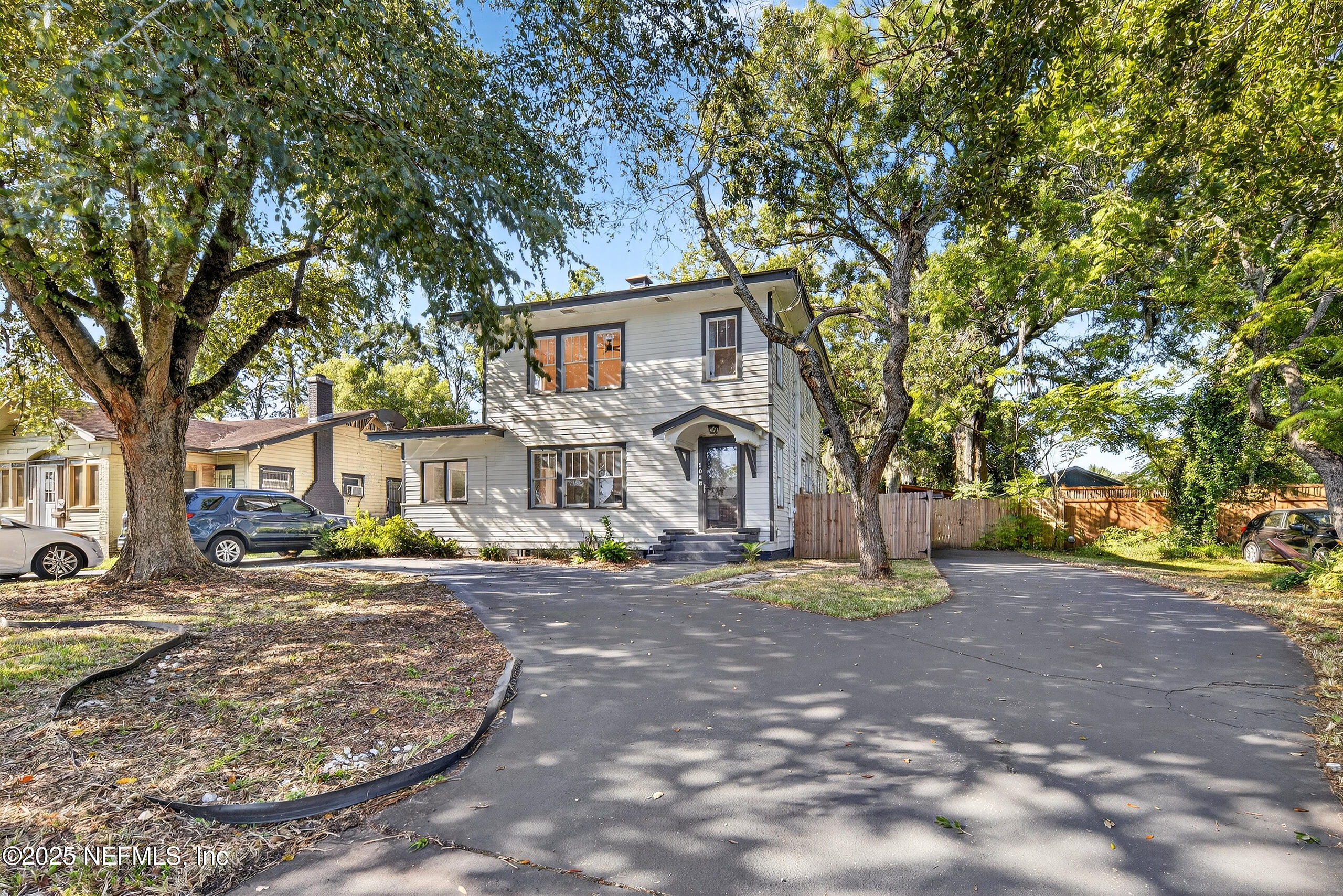 1048 INGLESIDE Avenue