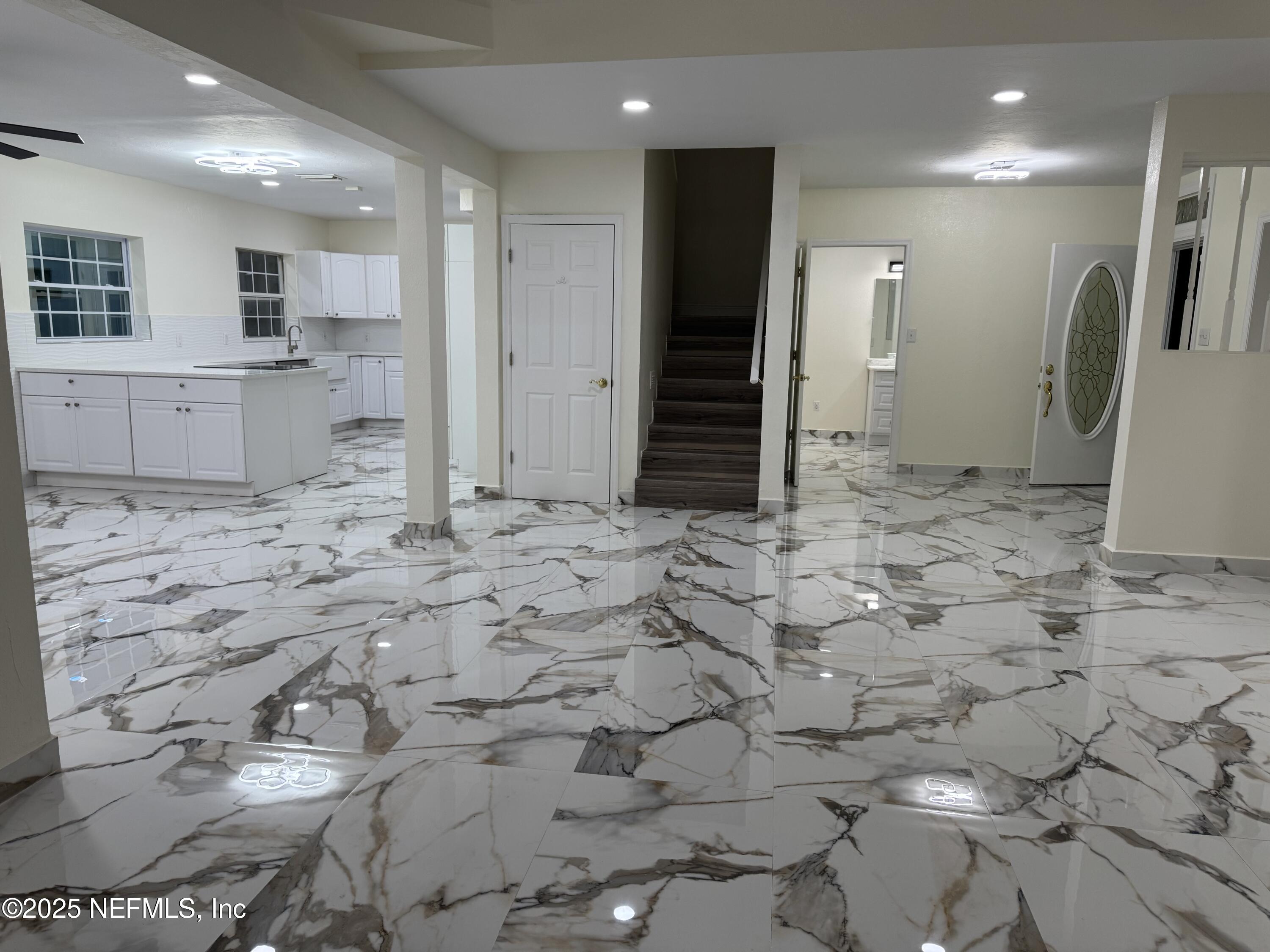 174 NW CLUBVIEW Circle