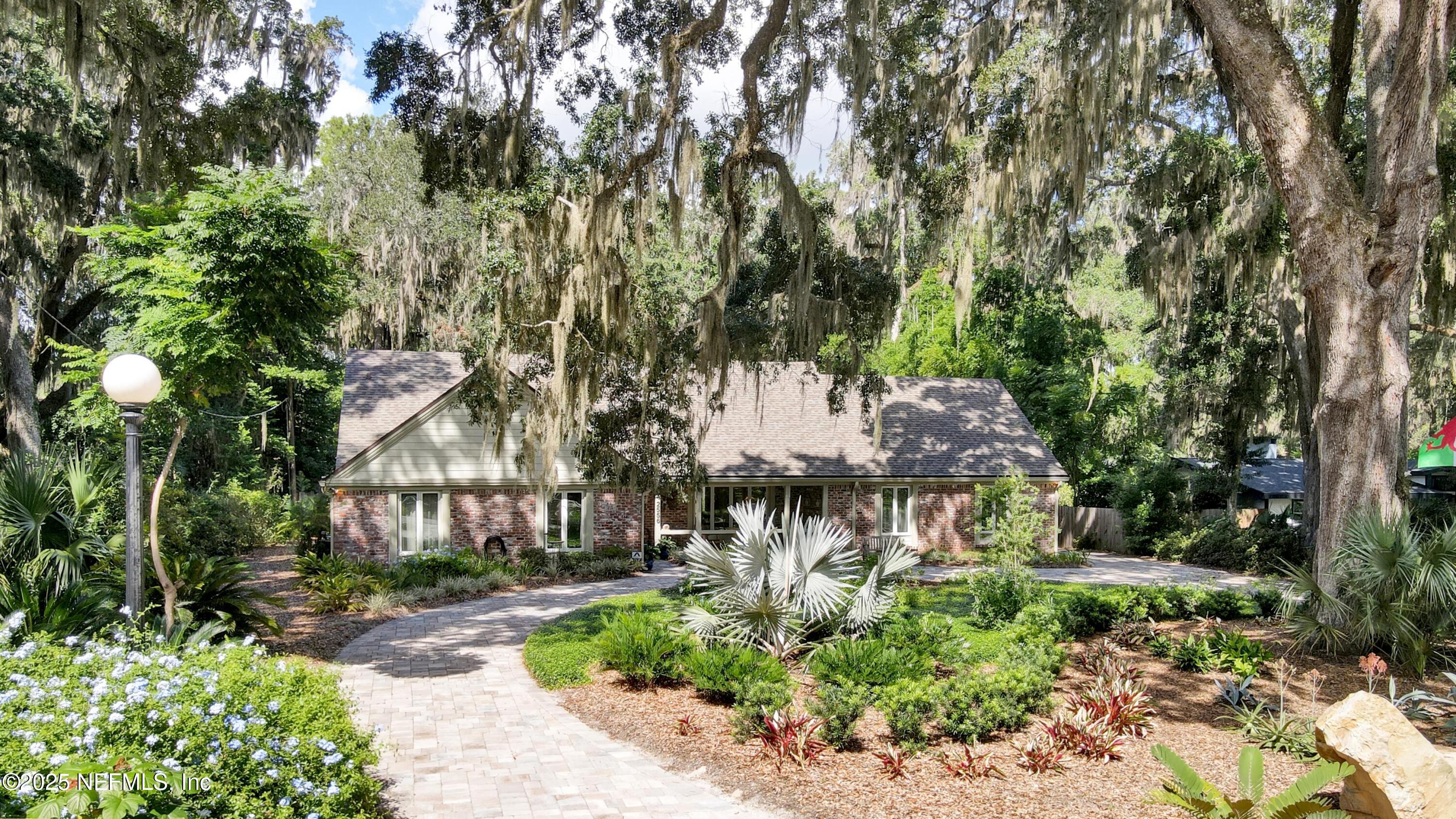 2556 HOLLY POINT Road E