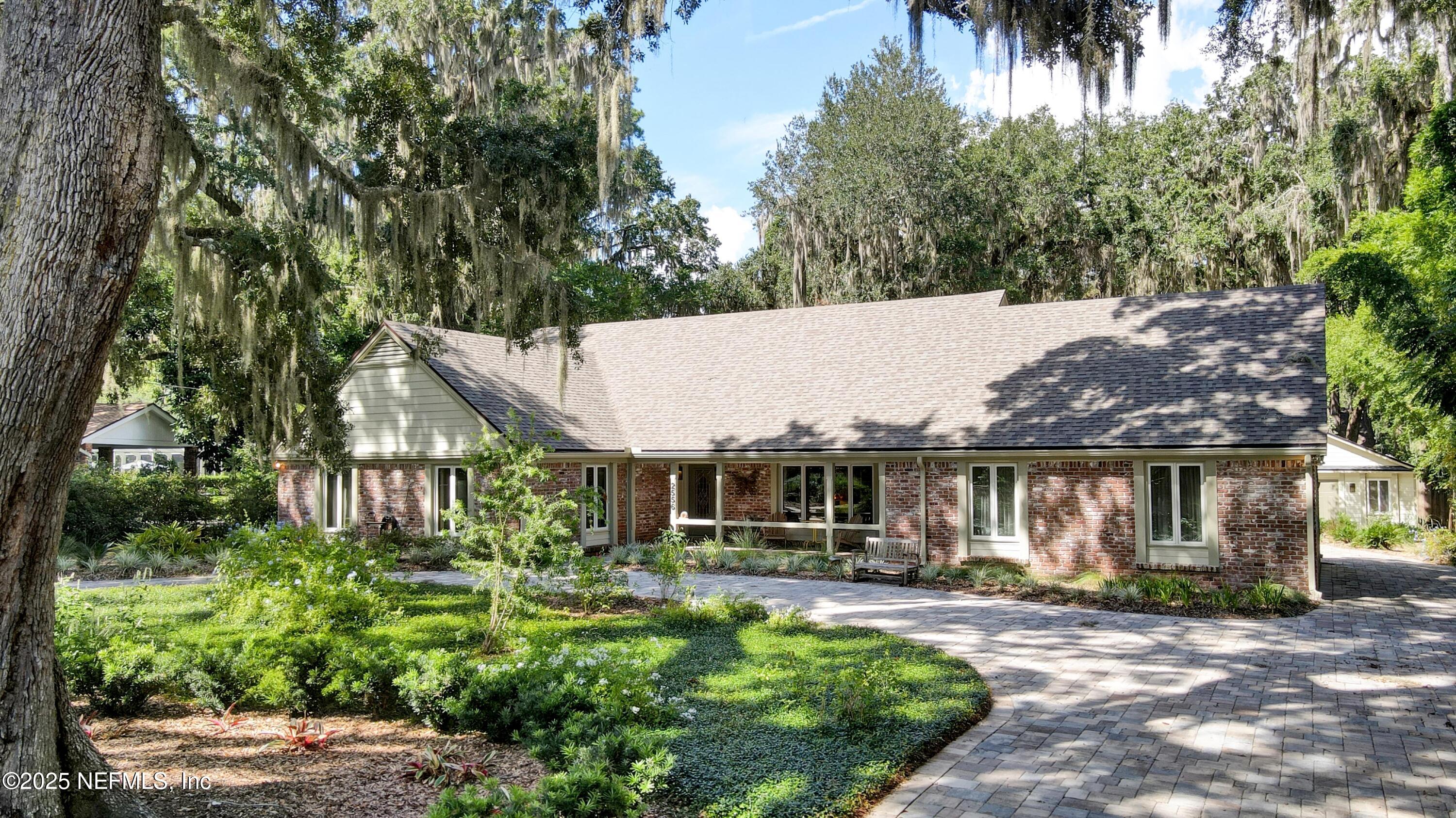 2556 HOLLY POINT Road E