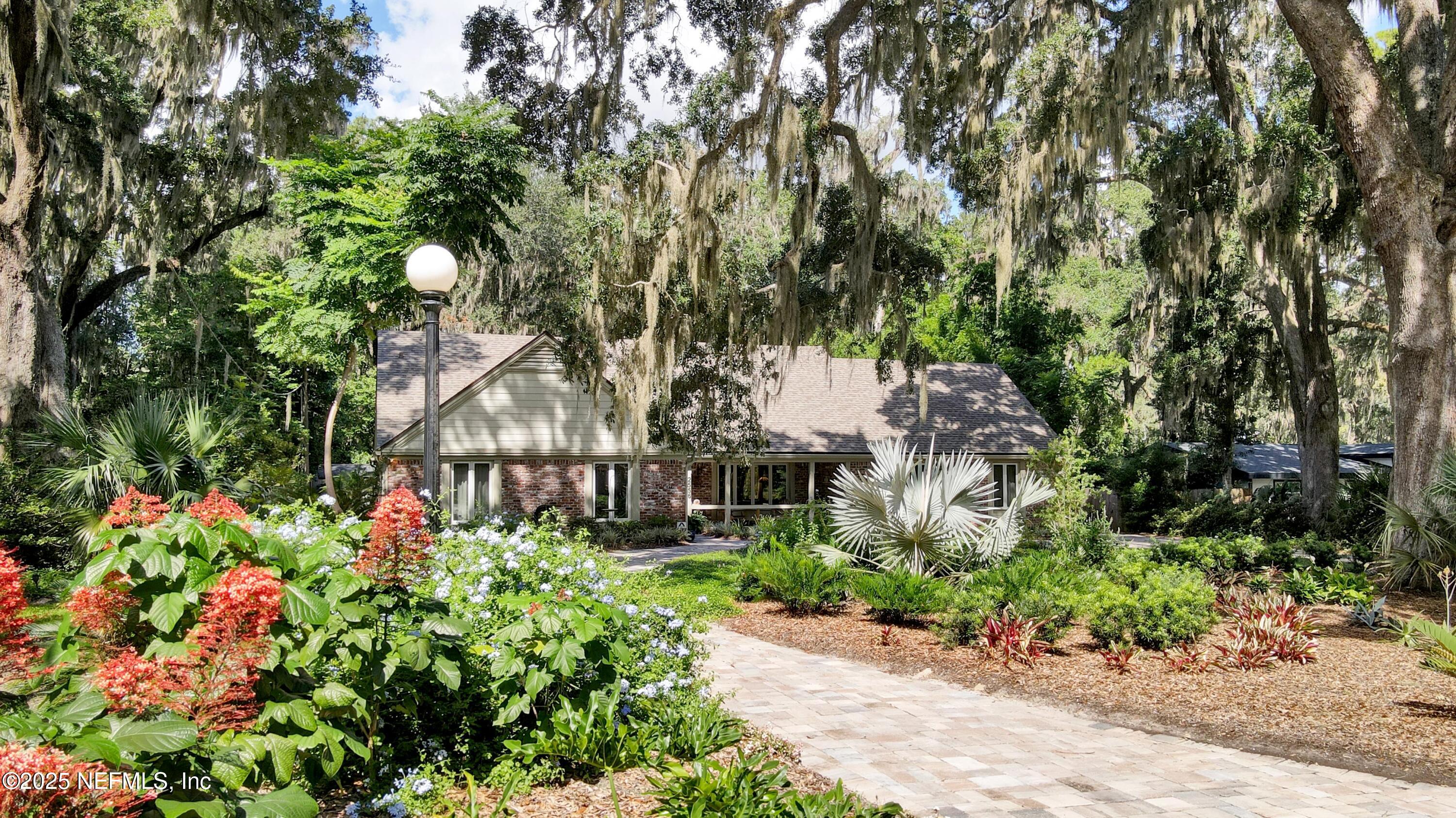 2556 HOLLY POINT Road E