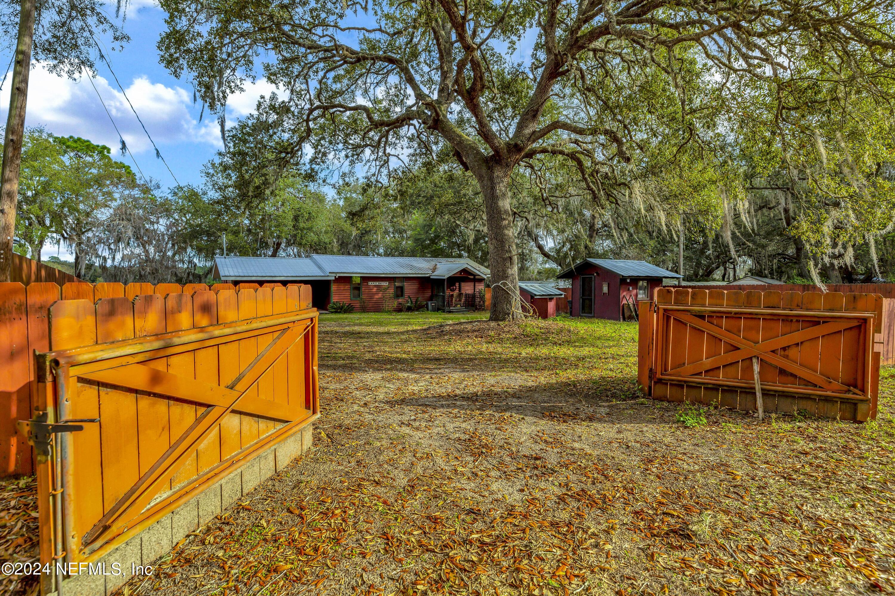 Melrose, FL home for sale located at 116 LAKE EDGE Trail, Melrose, FL 32666