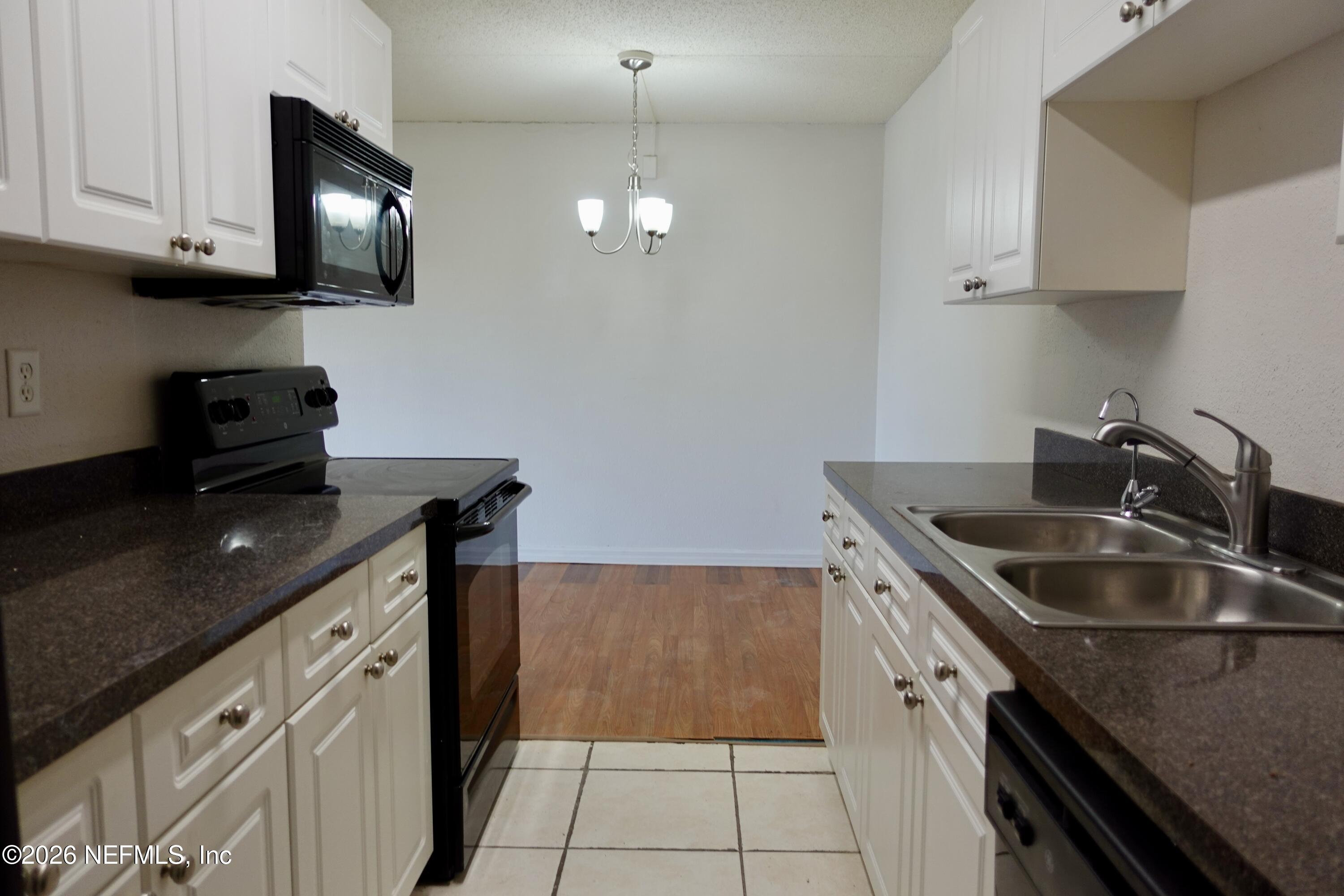 355 MONUMENT Road 20 D2