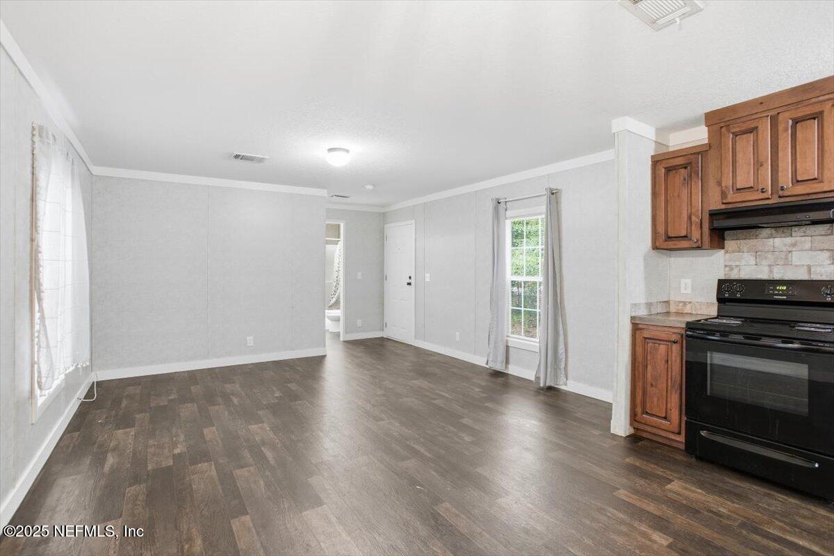 524 W RAILROAD Avenue W