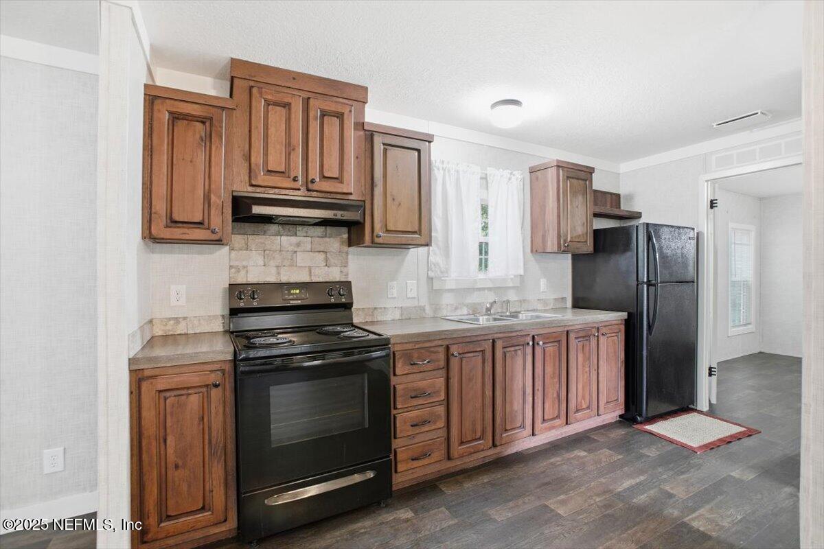 524 W RAILROAD Avenue W