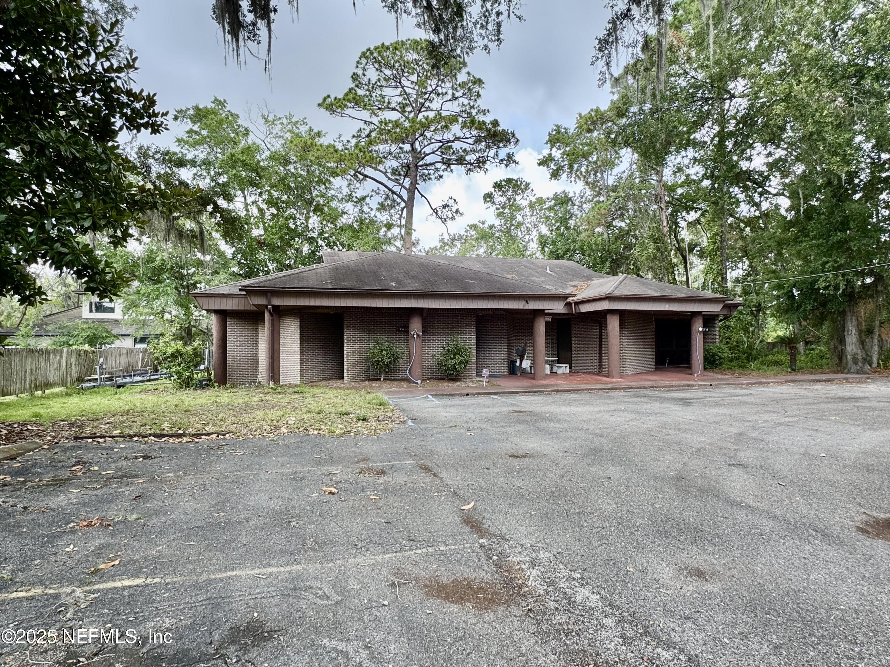 1906 DEBARRY Avenue