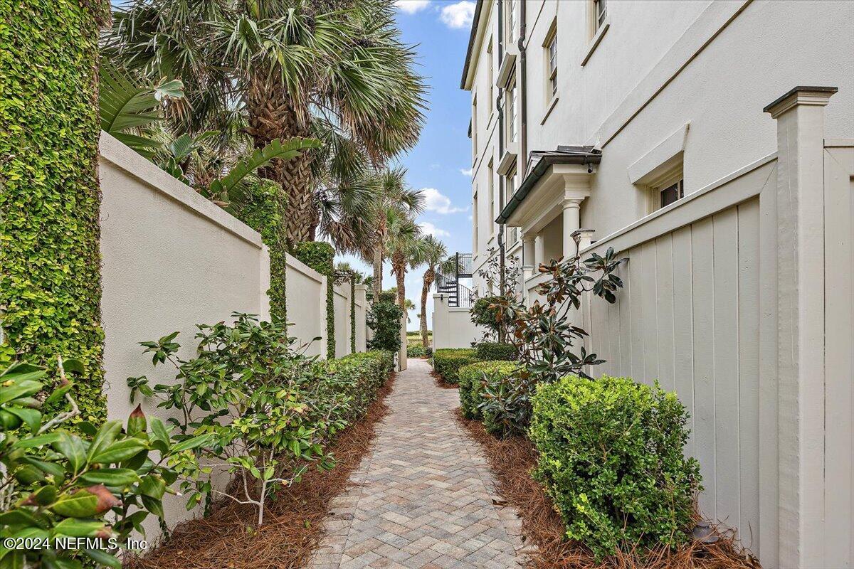 8160 RESIDENCE Court
