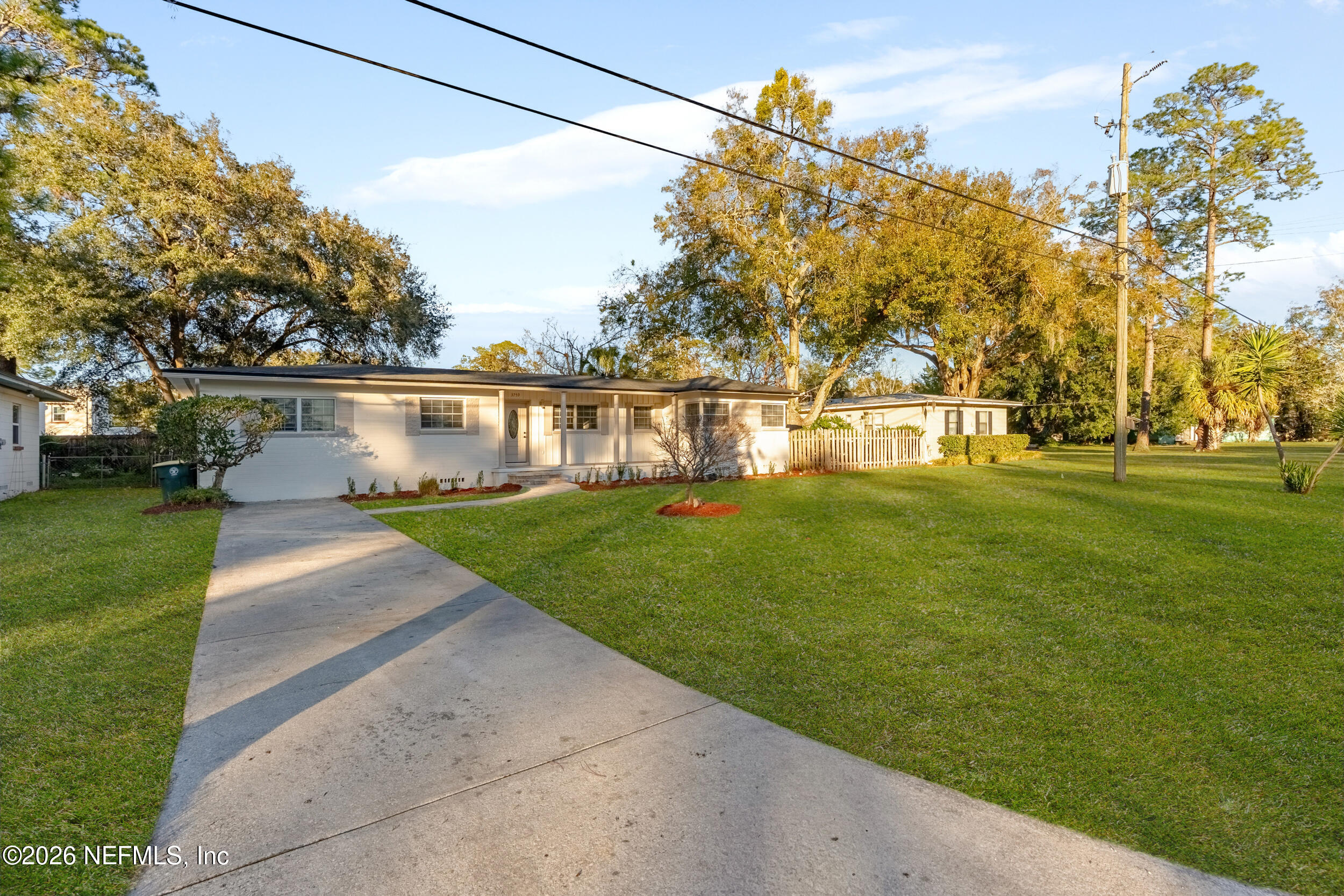 3759 VIA DE LA REINA