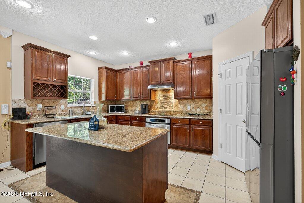 525 HARDEEVILLE Court
