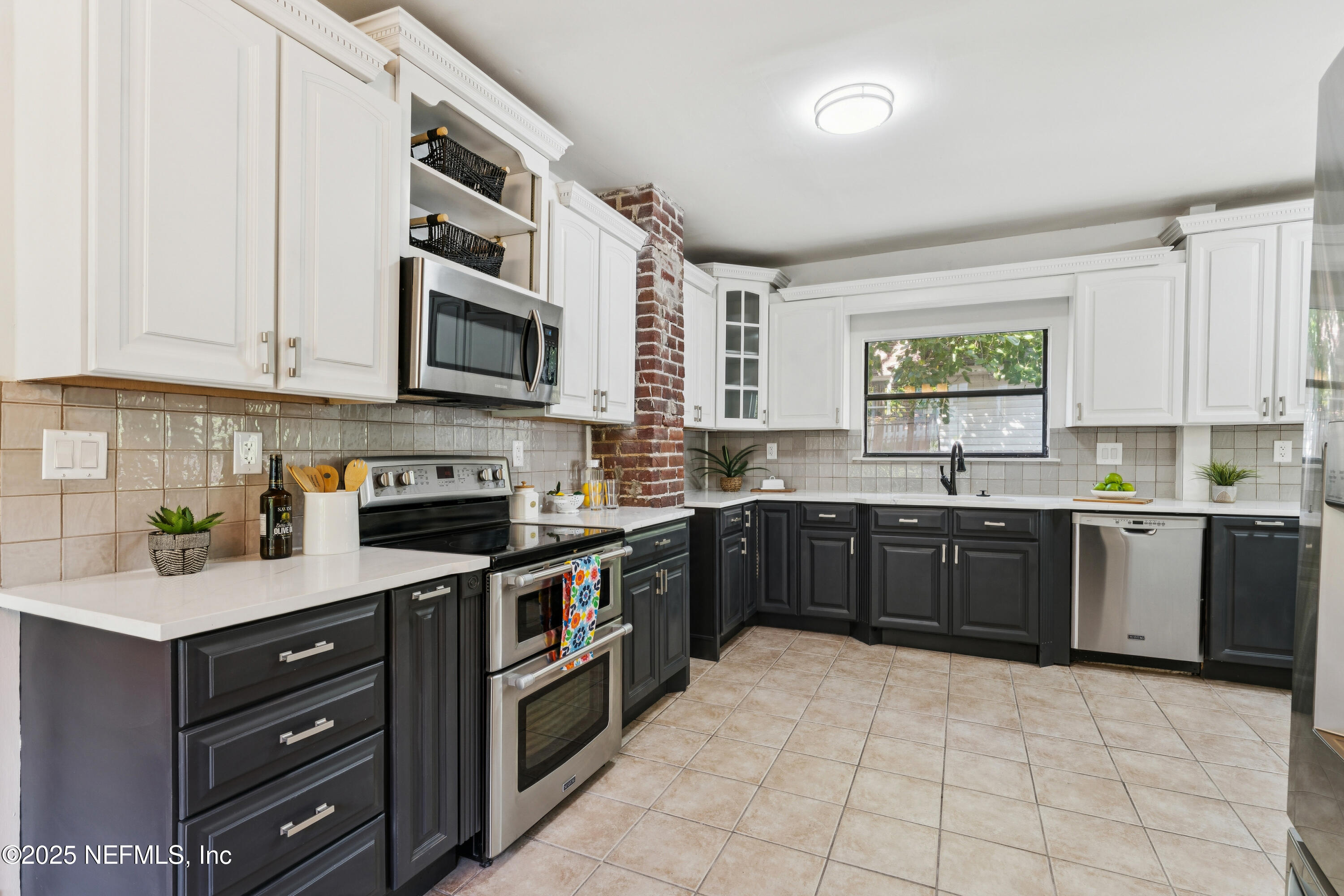 2137 HERSCHEL Street