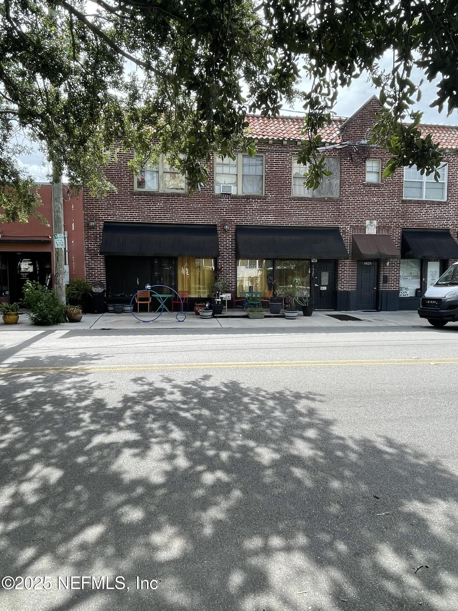 1827 N PEARL Street