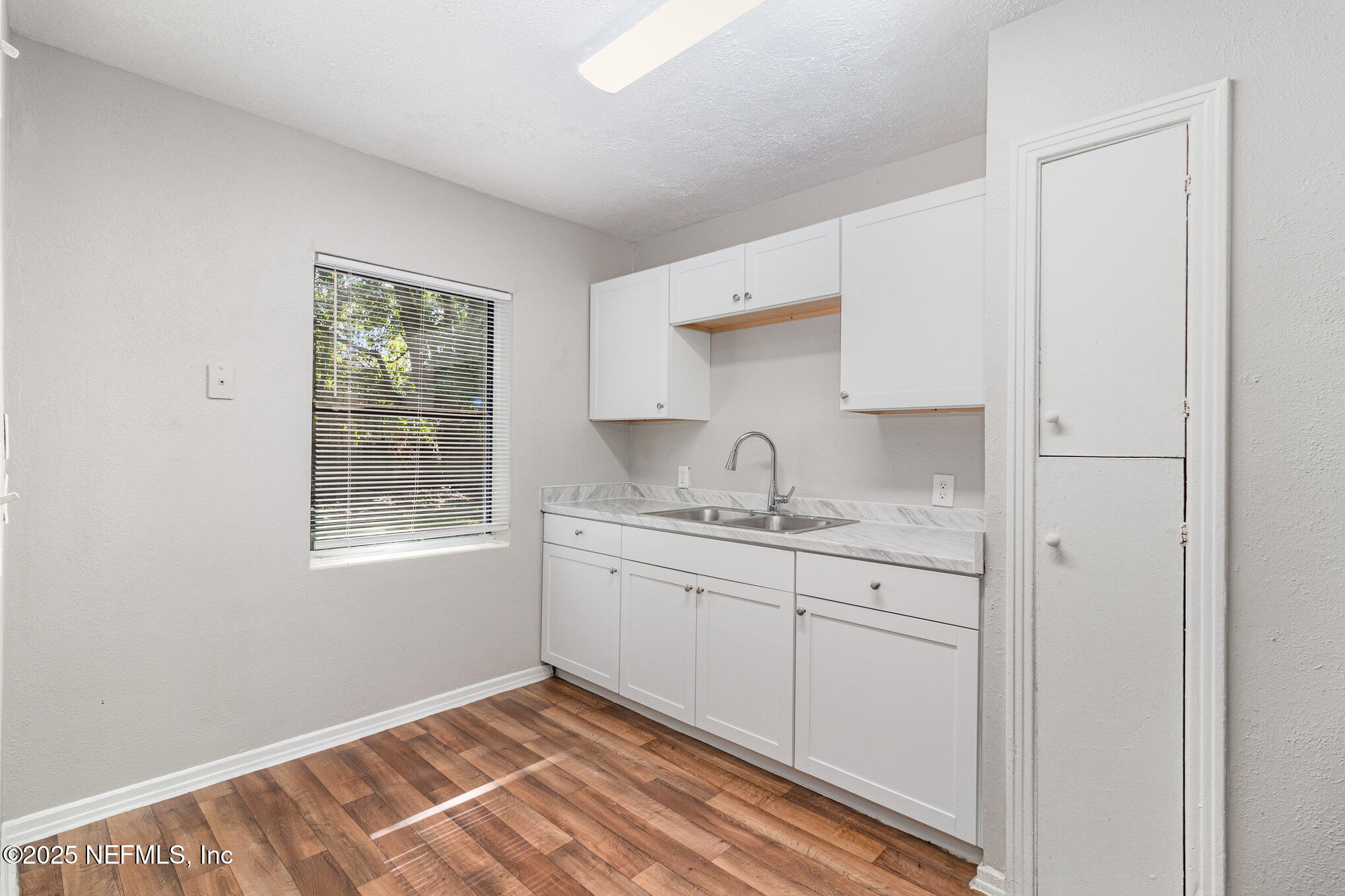 1233 DENAUD Street