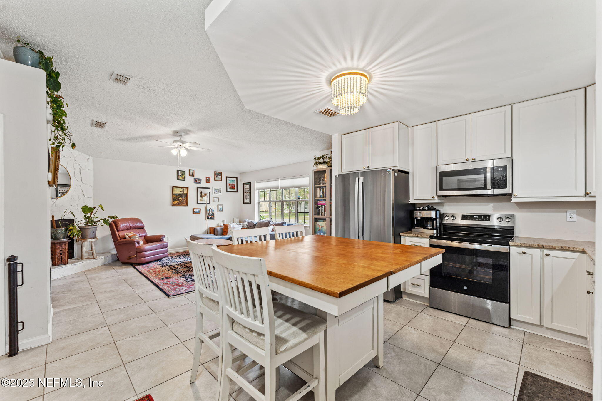 1093 HIBISCUS Street