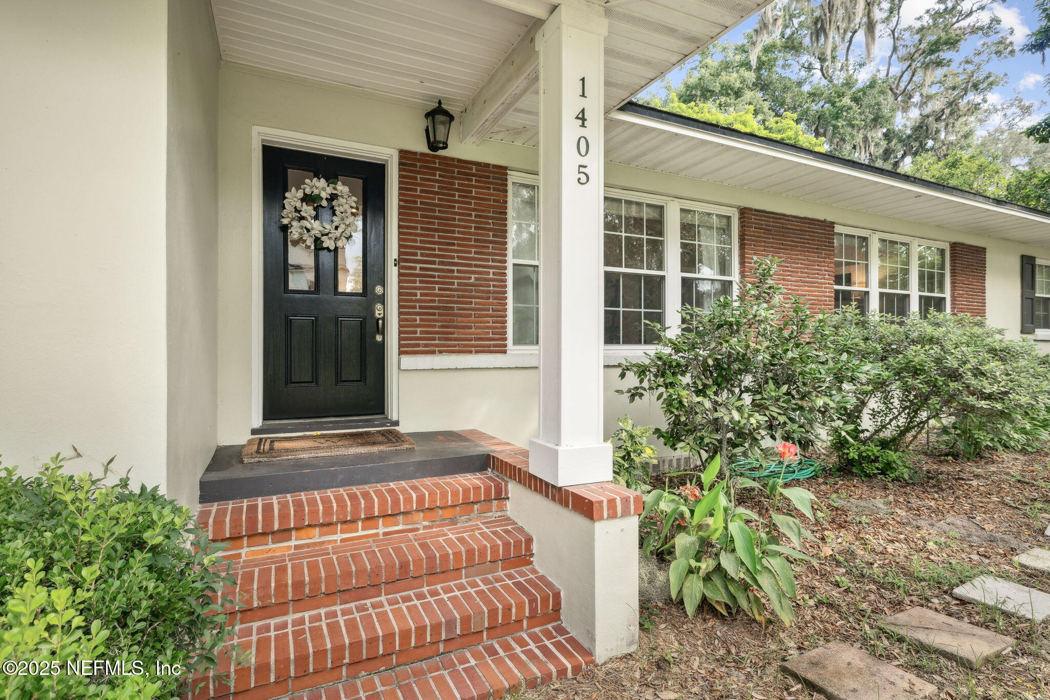 1405 REDBUD Lane