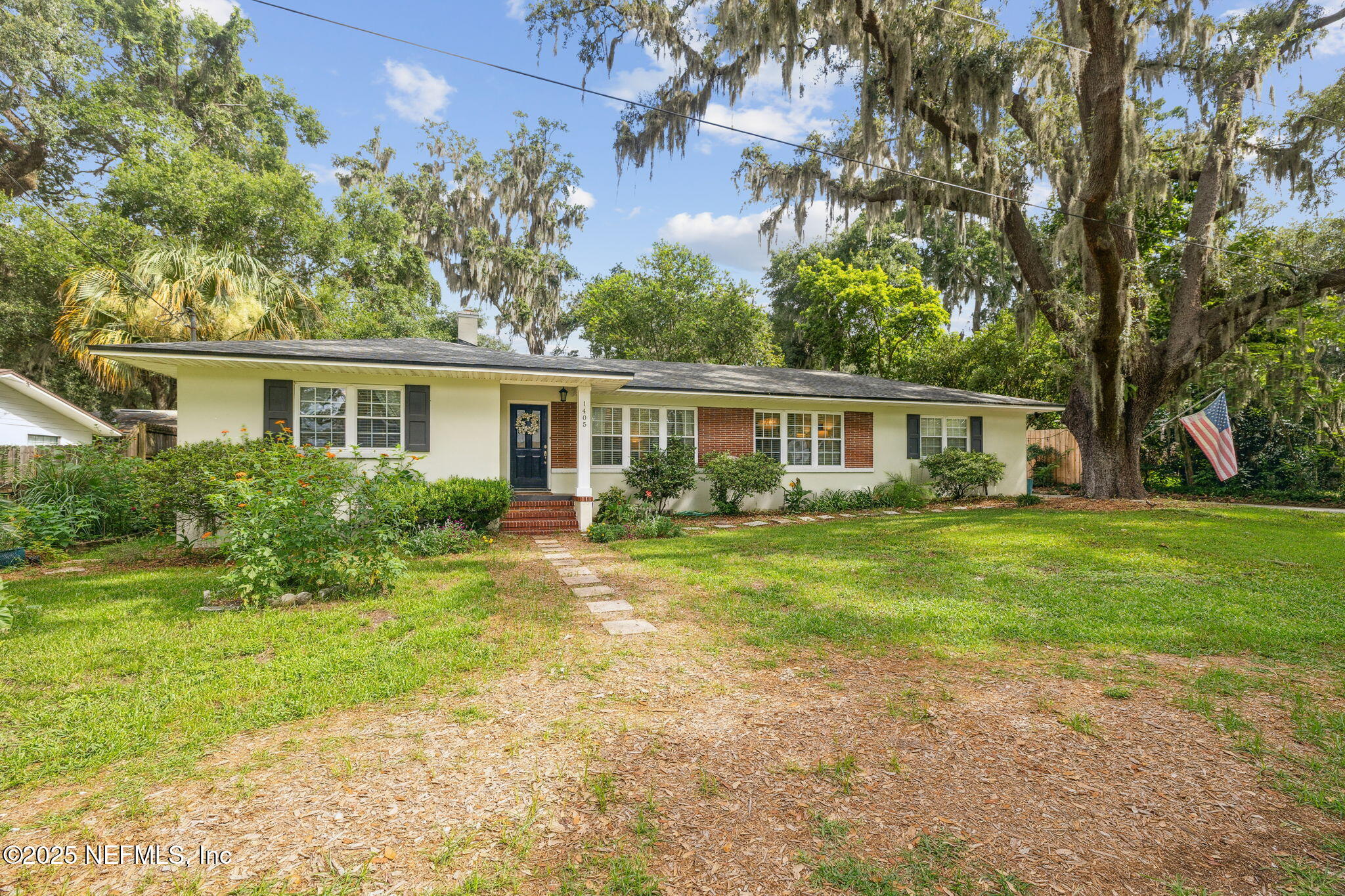 1405 REDBUD Lane