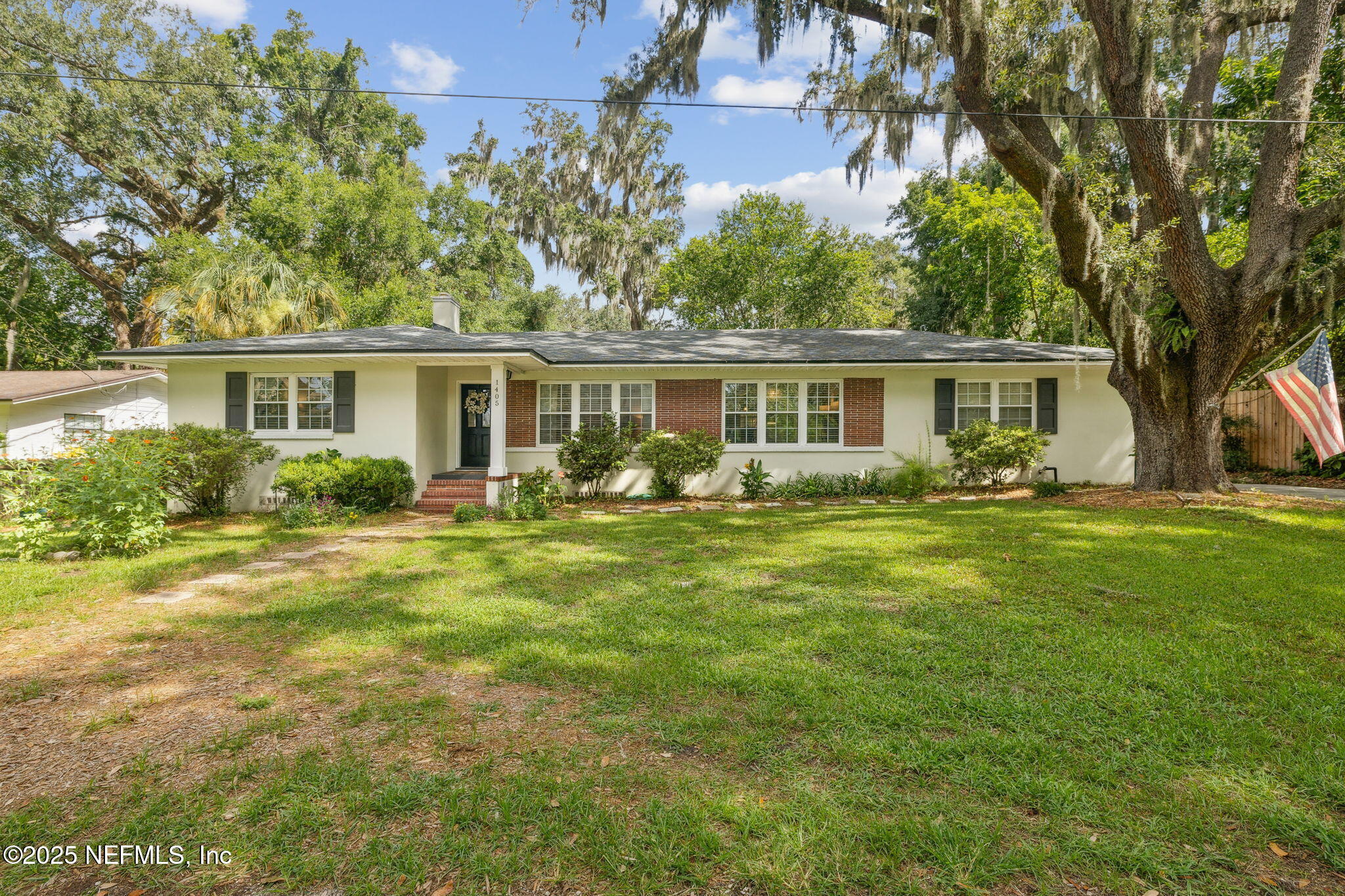 1405 REDBUD Lane