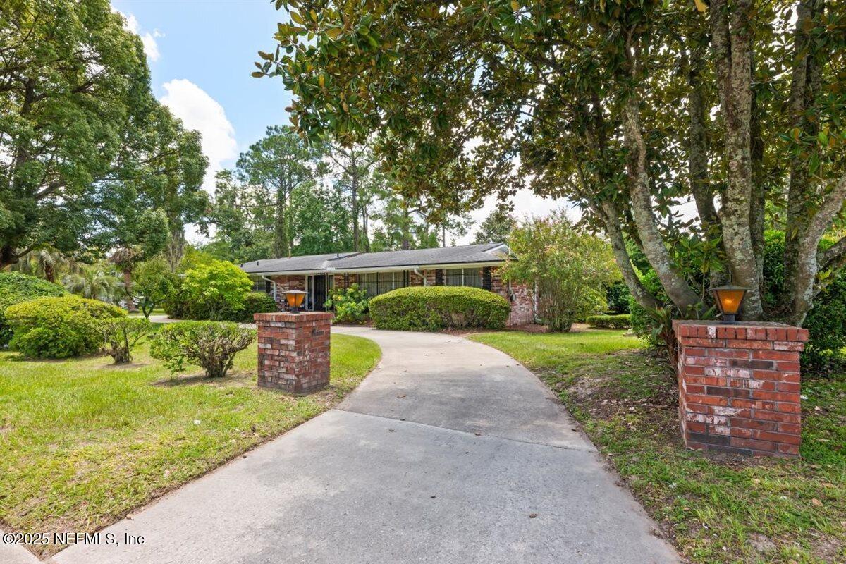 3902 MONCRIEF Road W