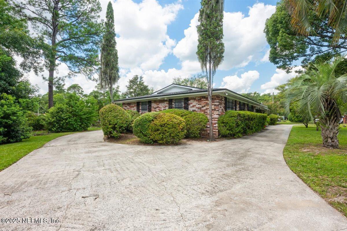 3902 MONCRIEF Road W