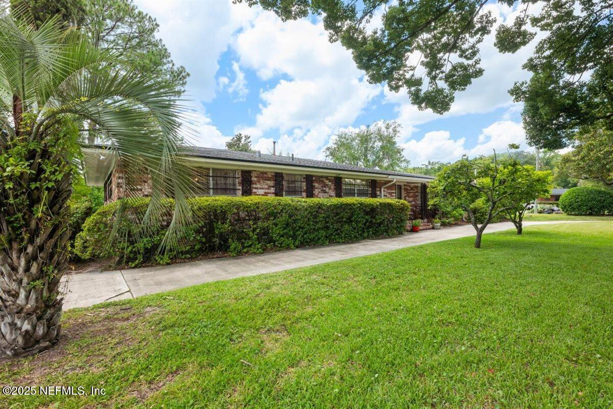 3902 MONCRIEF Road W