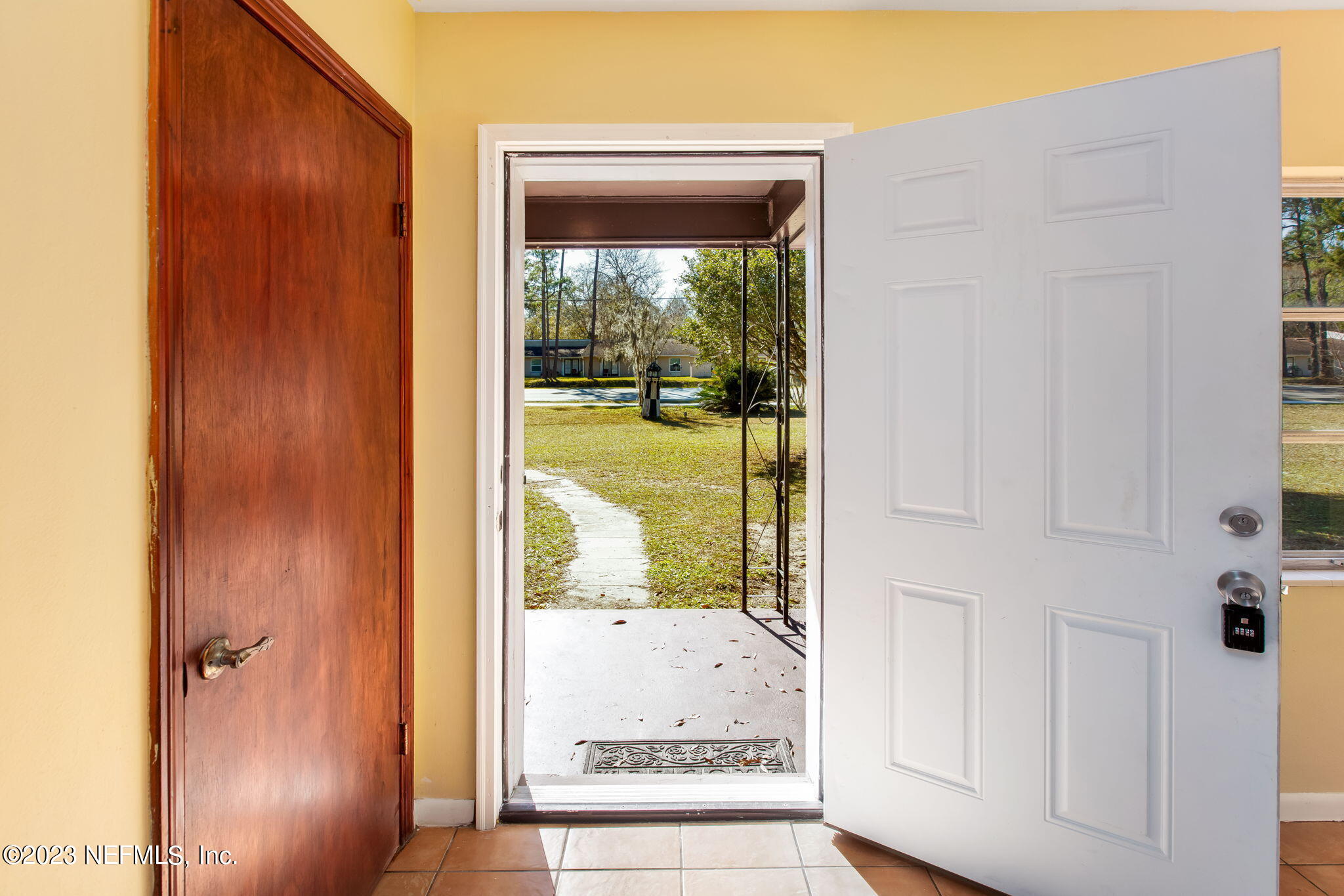 1637 W MADISON Street