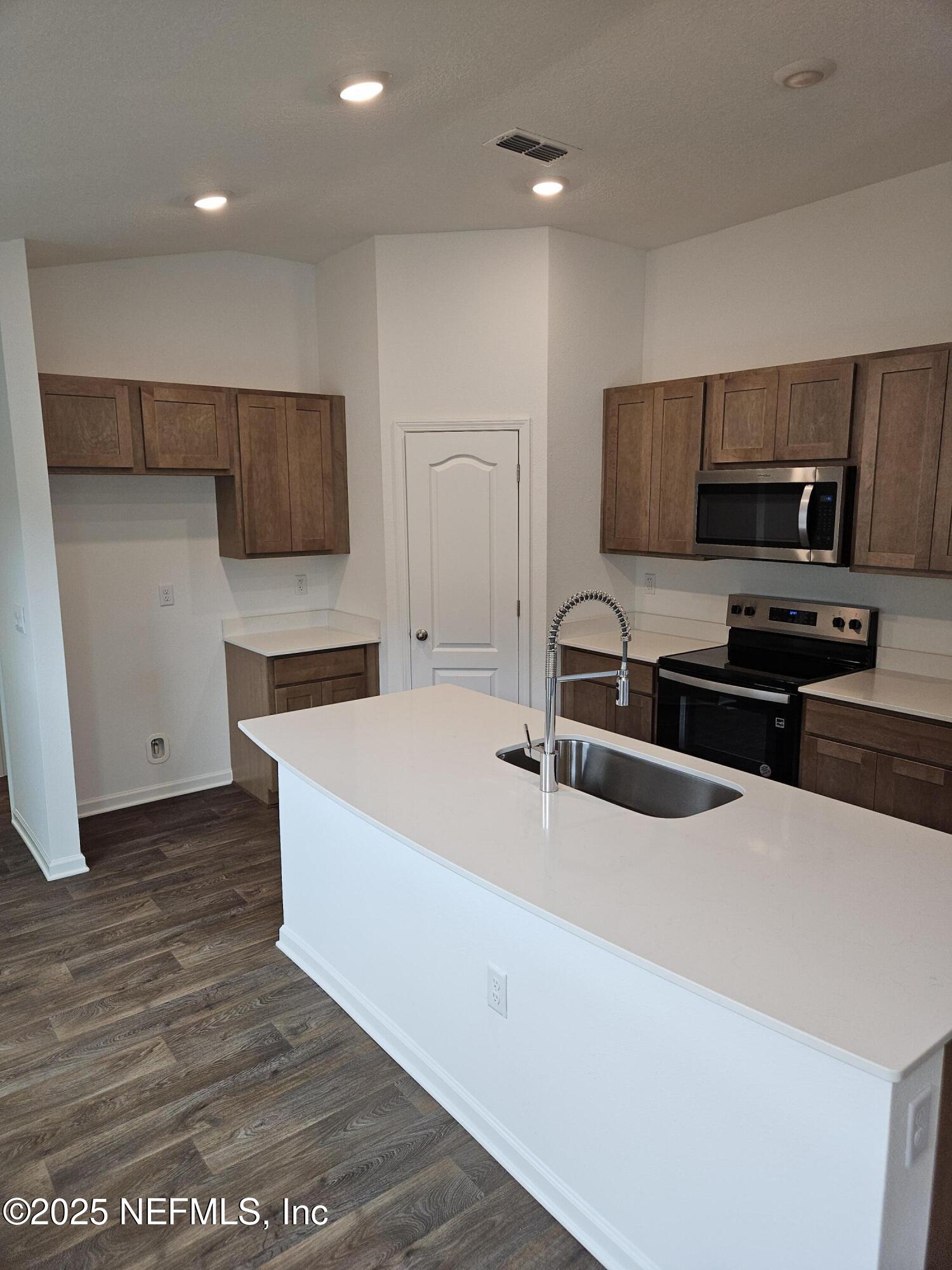 12621 RUBBER FIG Terrace