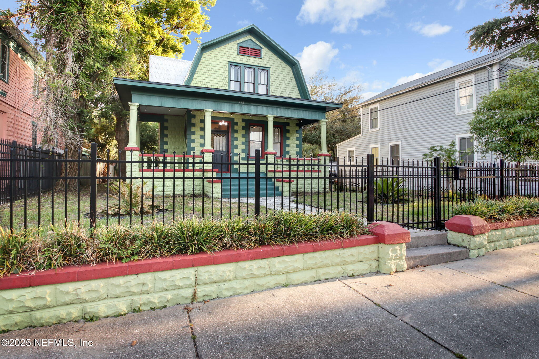 422 E 3RD Street