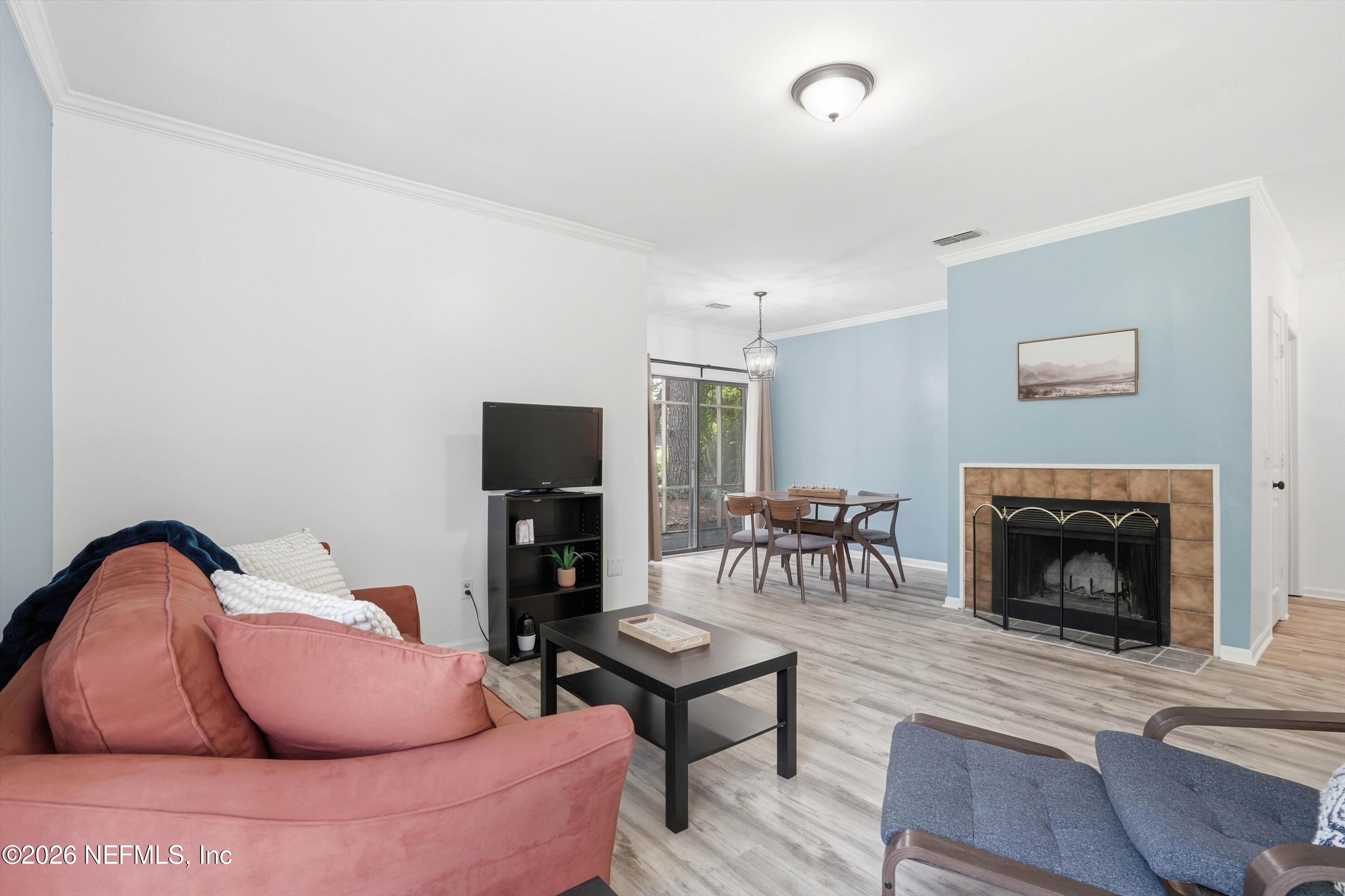 1201 WOOD HILL Place 1201