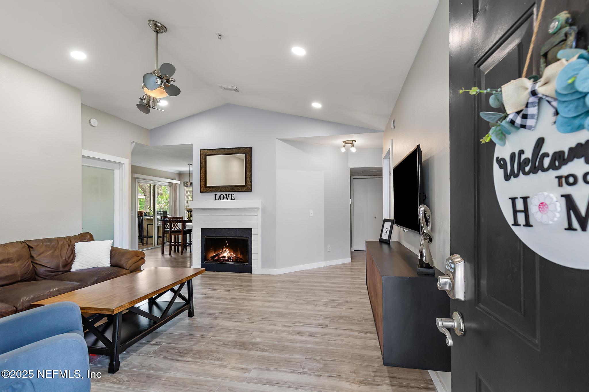 1701 THE GREENS Way 1815