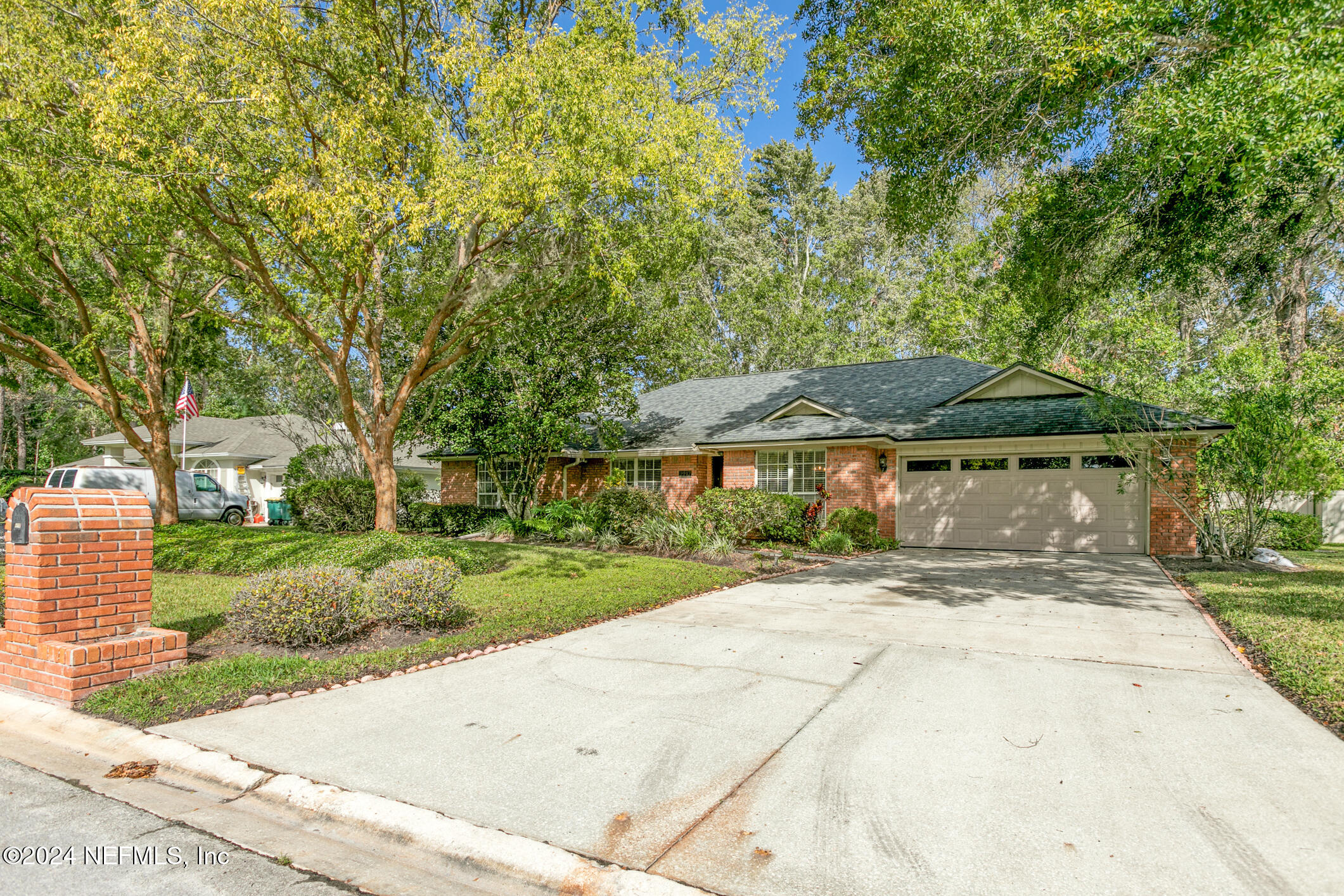 2217 HAMMOCK OAKS Drive N