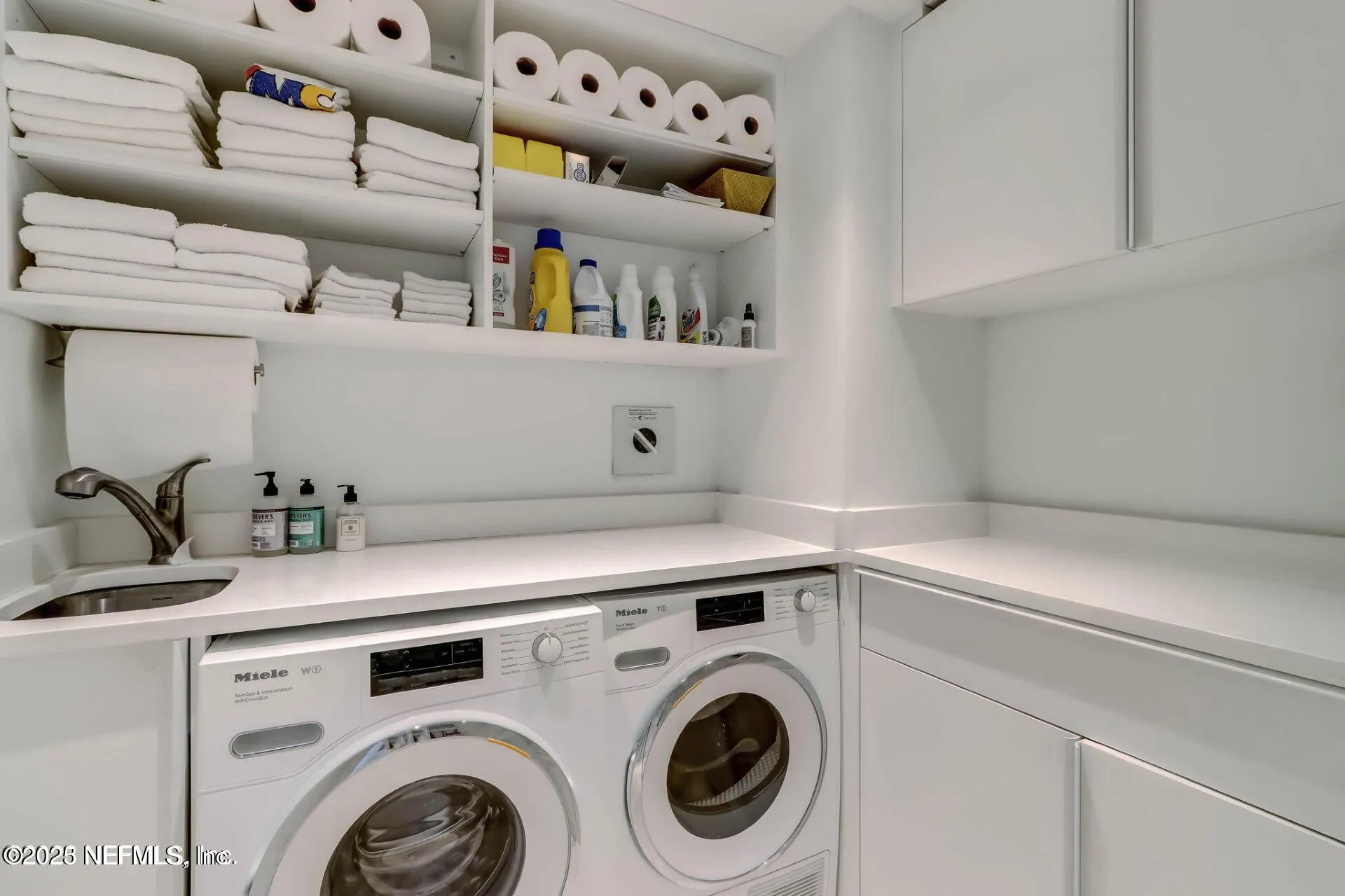 Jacksonville, Florida 32204, United States, 2 Bedrooms Bedrooms, ,4 BathroomsBathrooms,Residential,Pending,233160