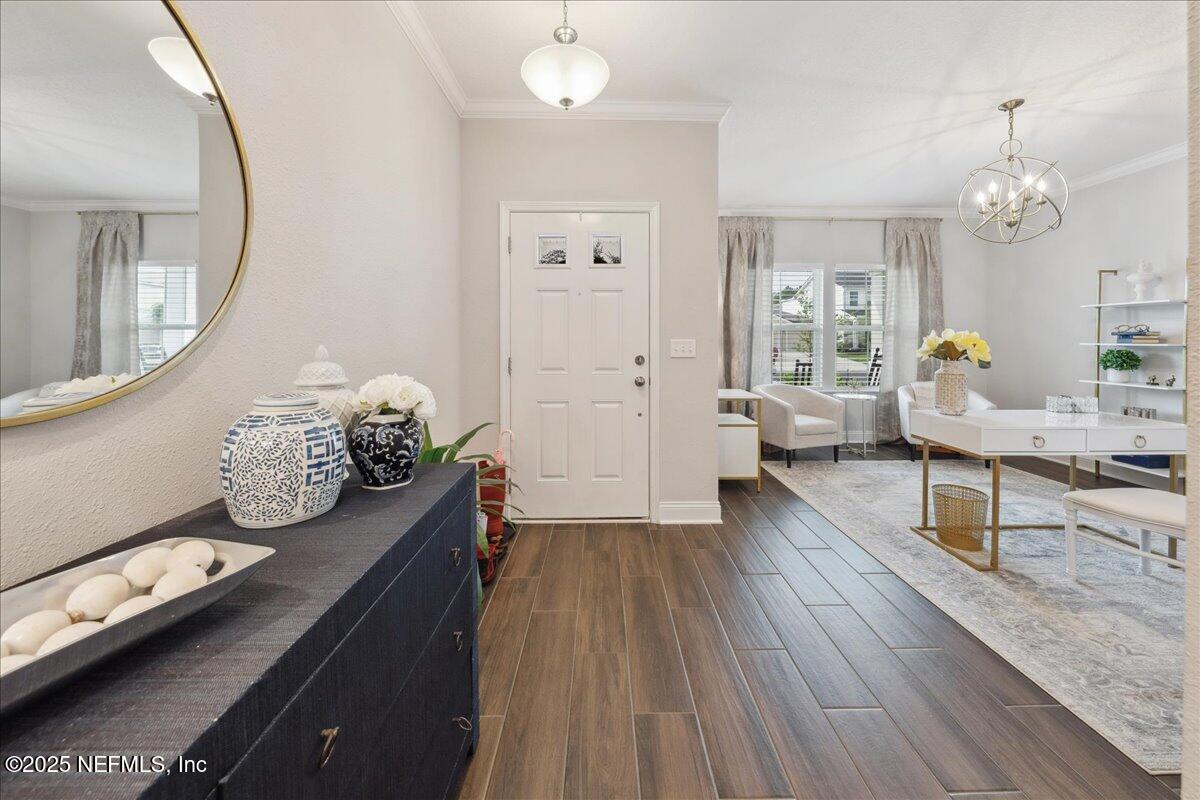 552 MEADOW CREEK Drive