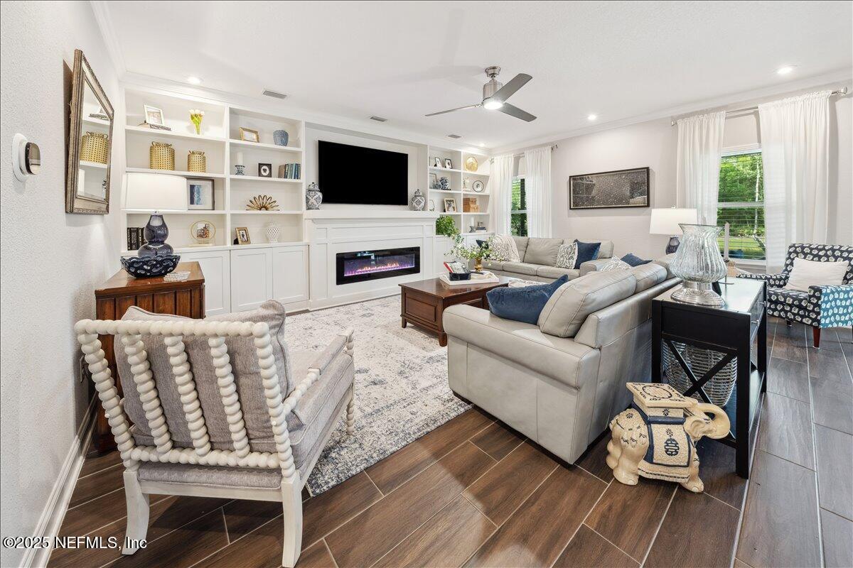 552 MEADOW CREEK Drive