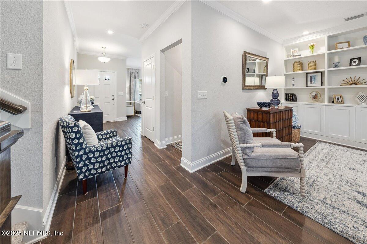 552 MEADOW CREEK Drive