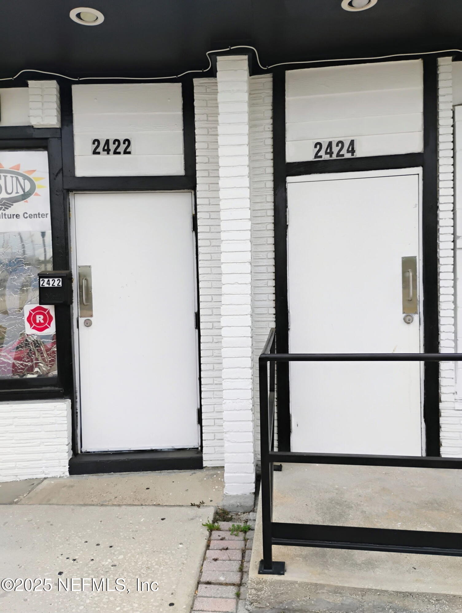 2422 MYRTLE Avenue N