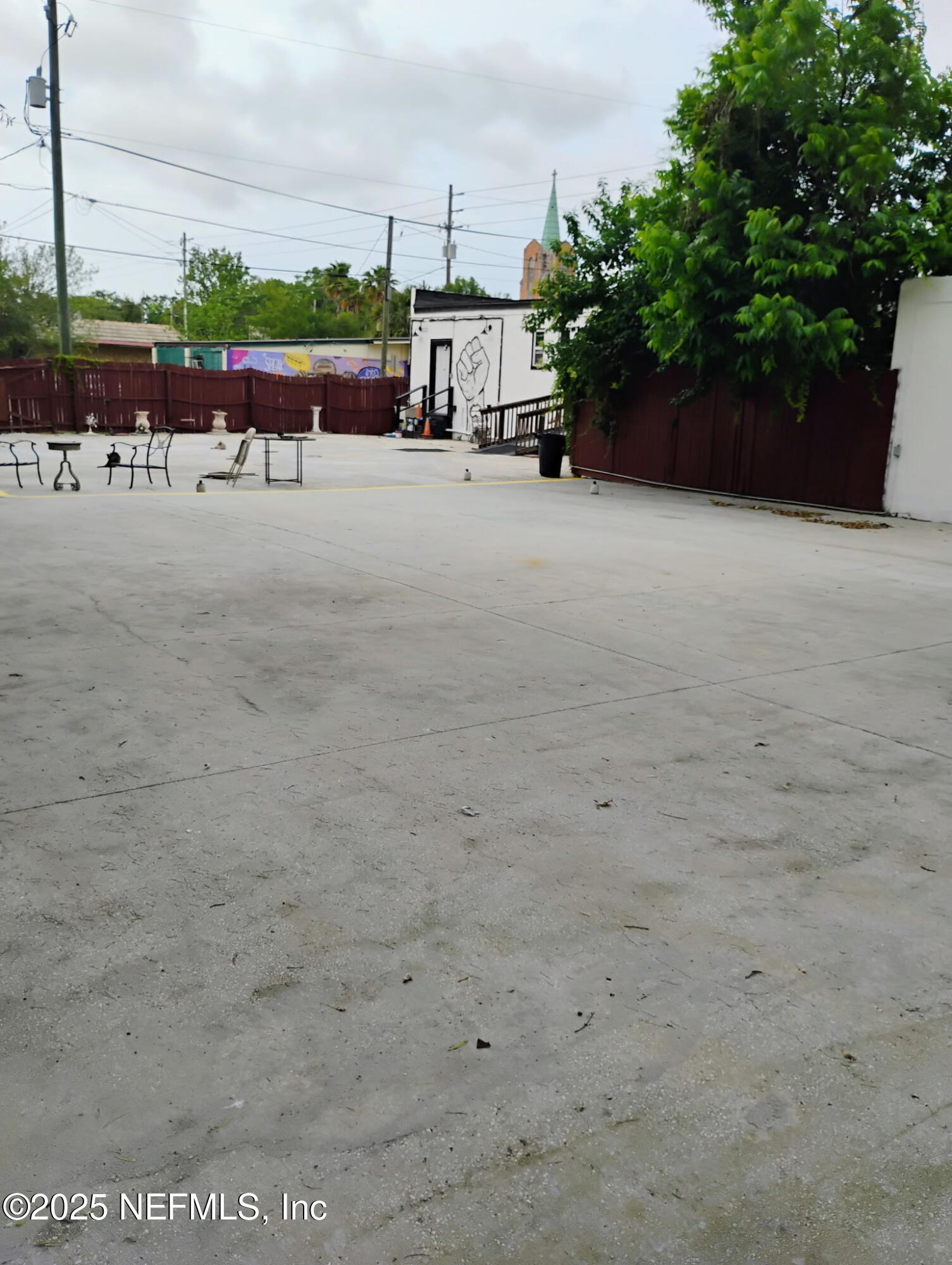 2422 MYRTLE Avenue N