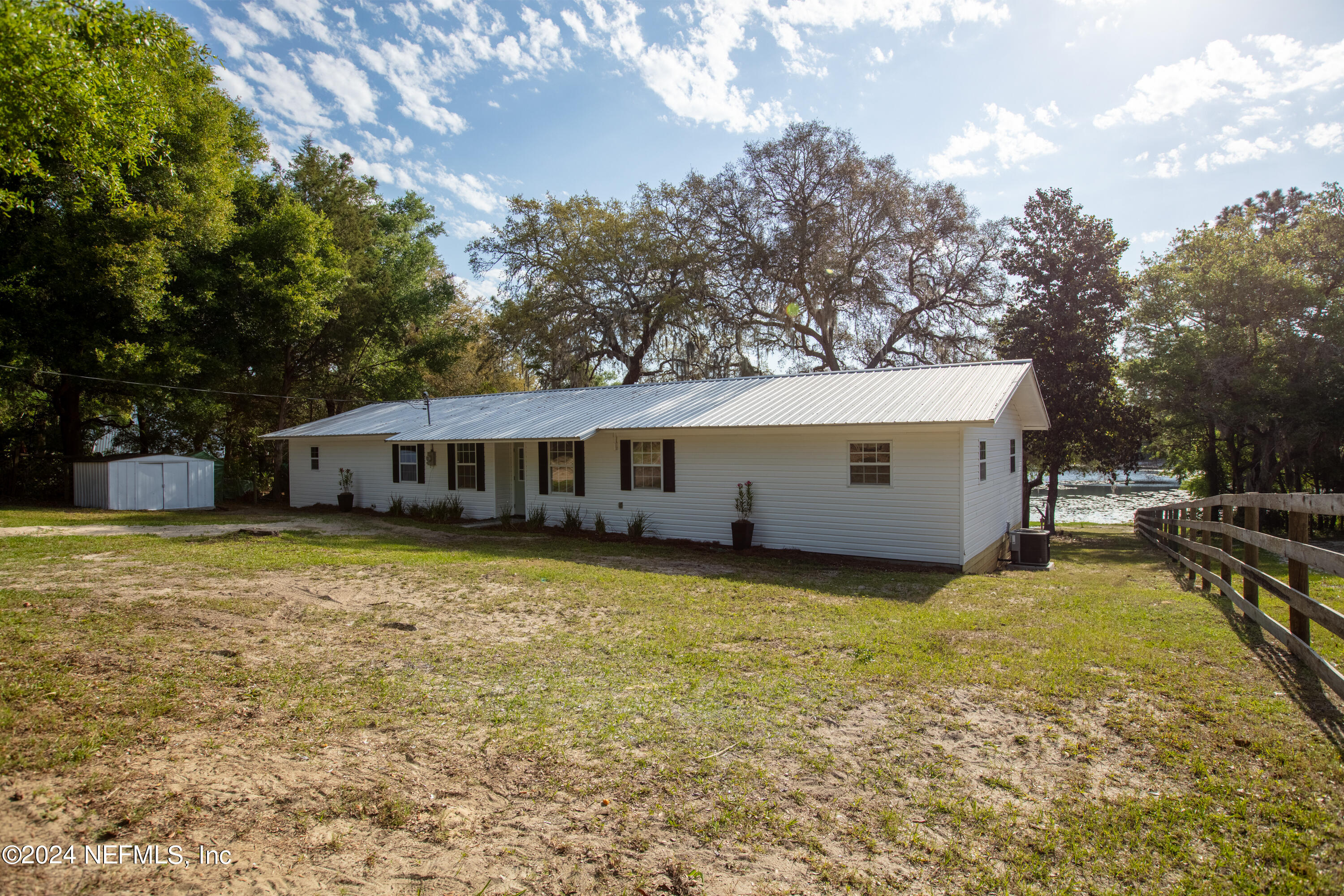 Melrose, FL home for sale located at 129 Lake Carleton Drive, Melrose, FL 32666