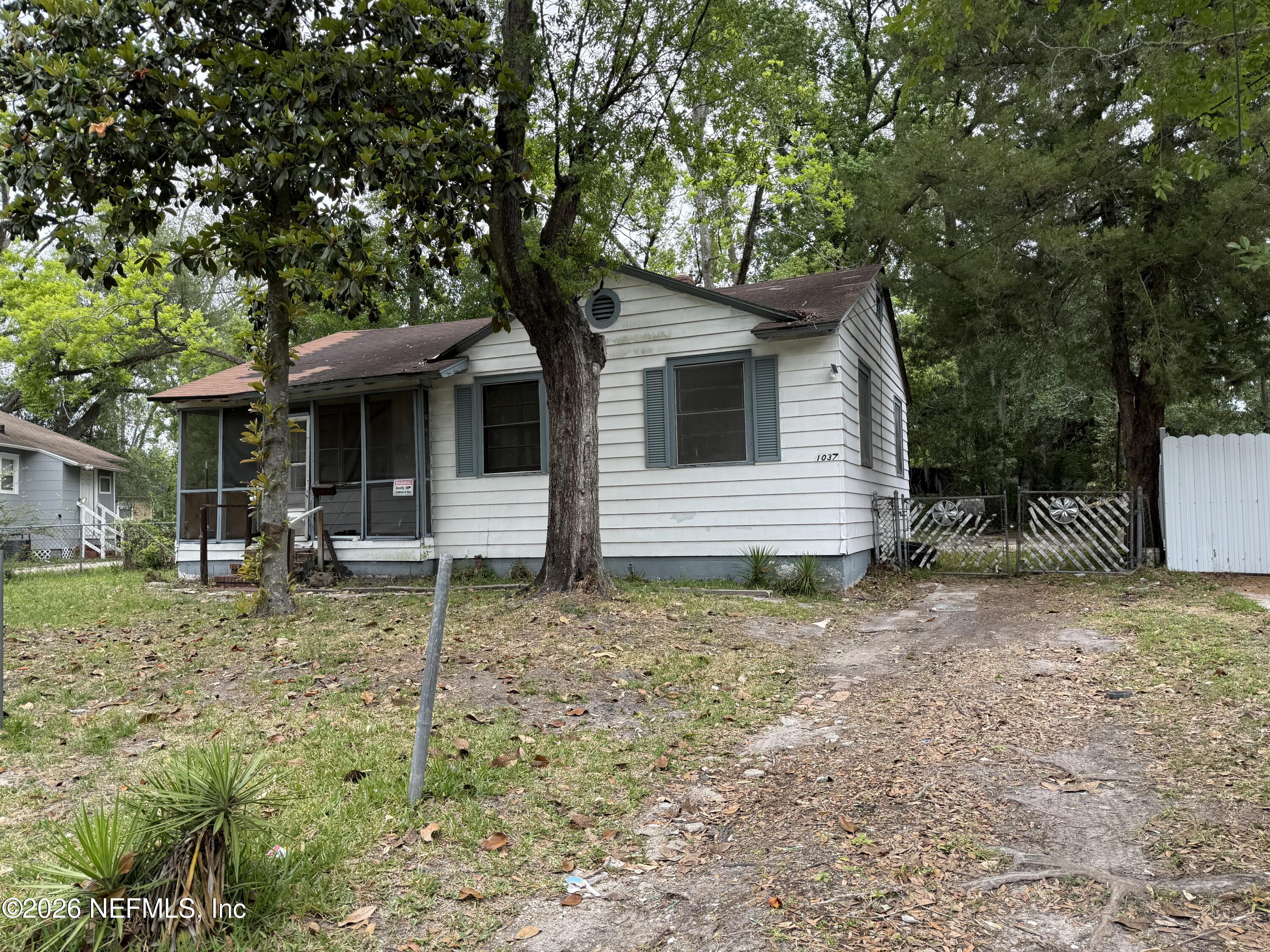 1037 WESTBROOK Circle W