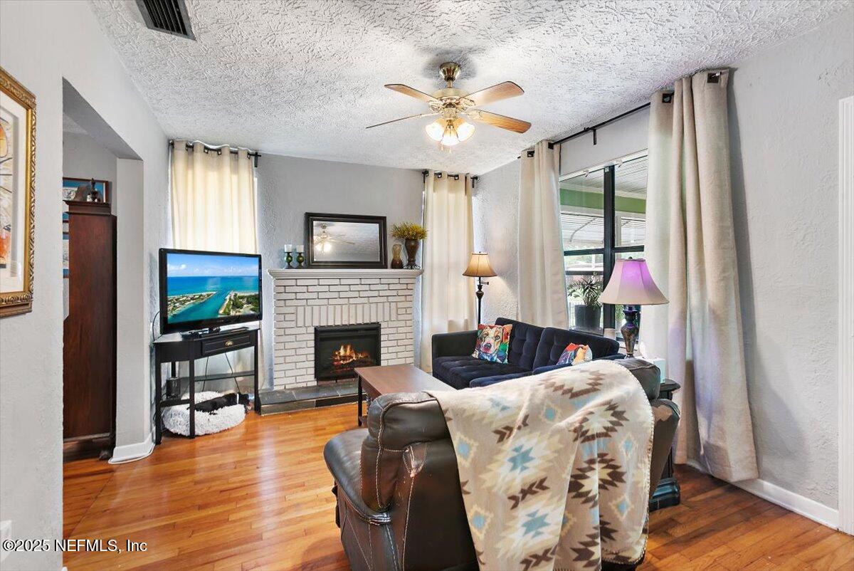 1122 N DURKEE Drive