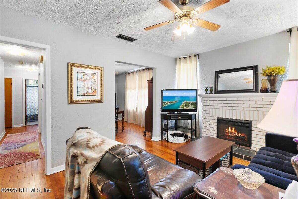 1122 N DURKEE Drive