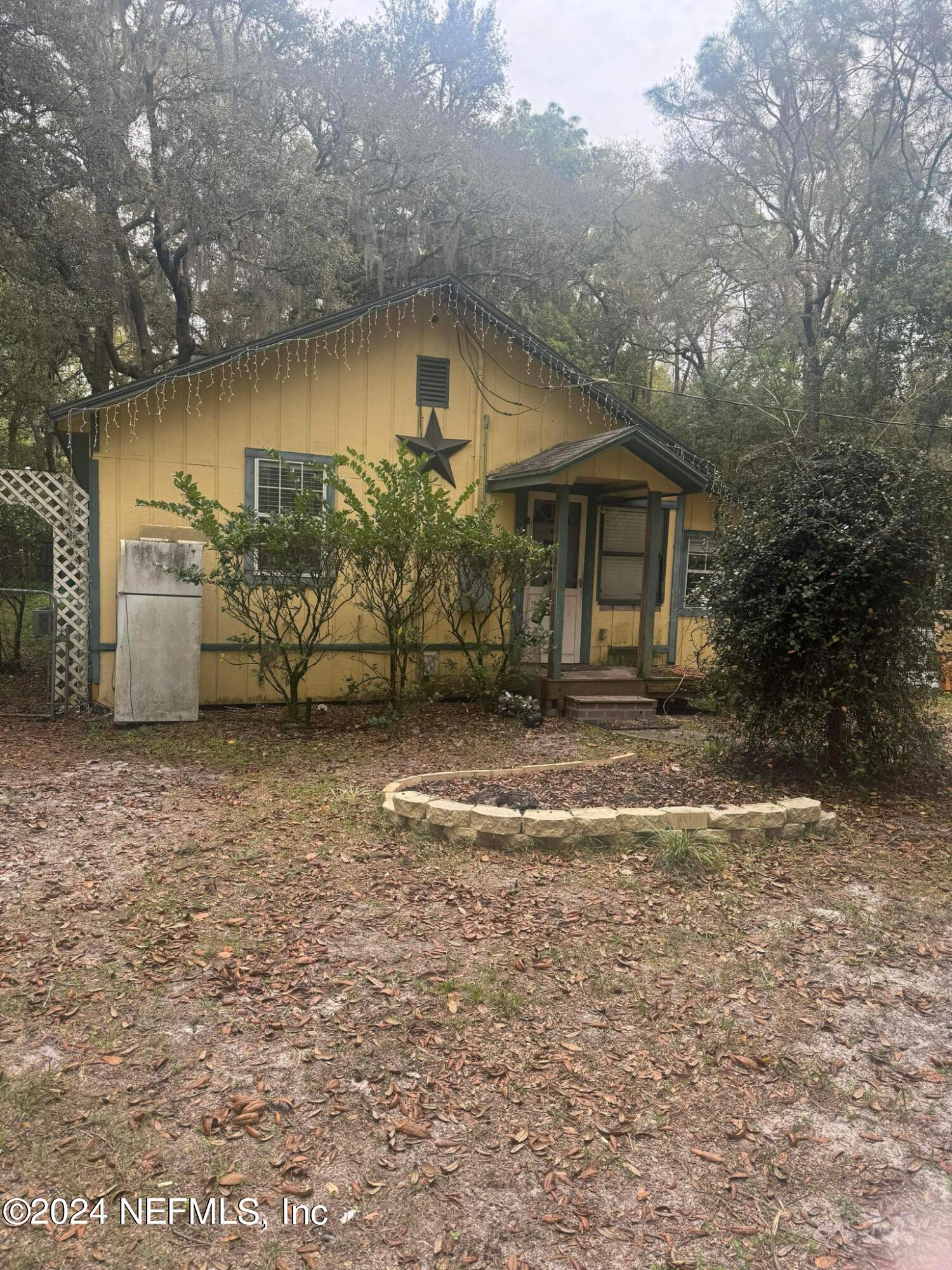 Interlachen, FL home for sale located at 200 Burroughs Road, Interlachen, FL 32148