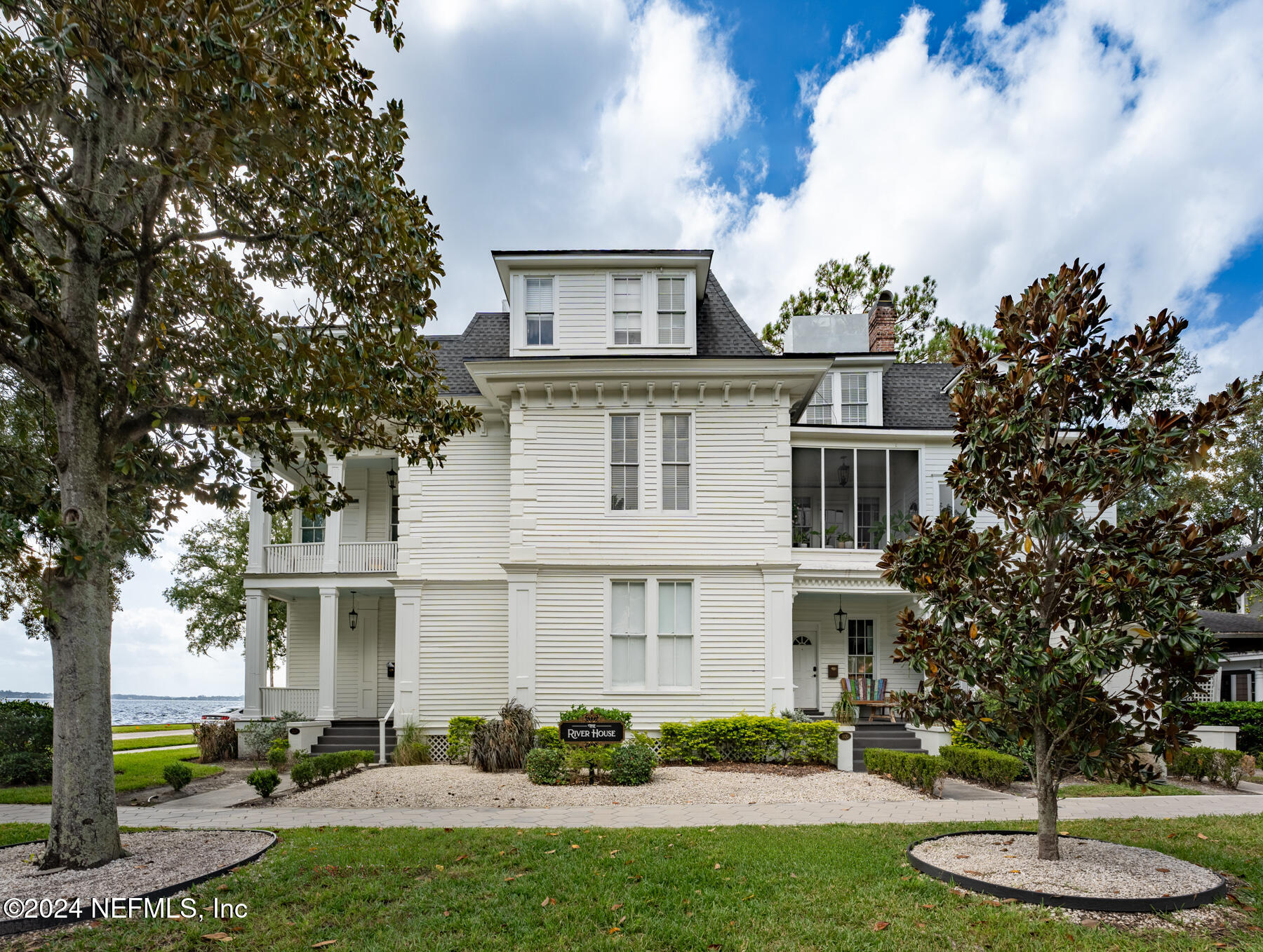 2105 RIVER Boulevard