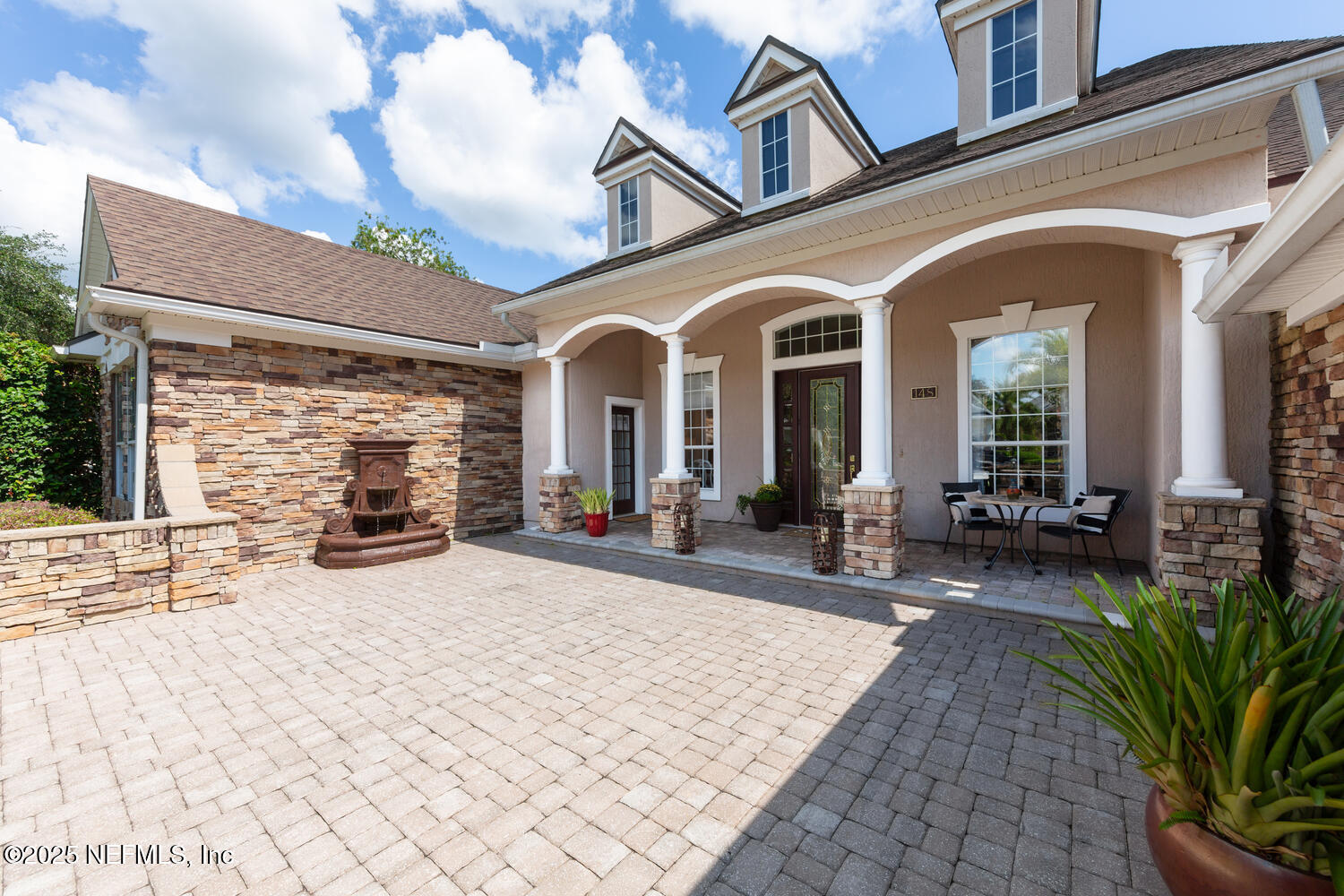 148 LA MESA Drive