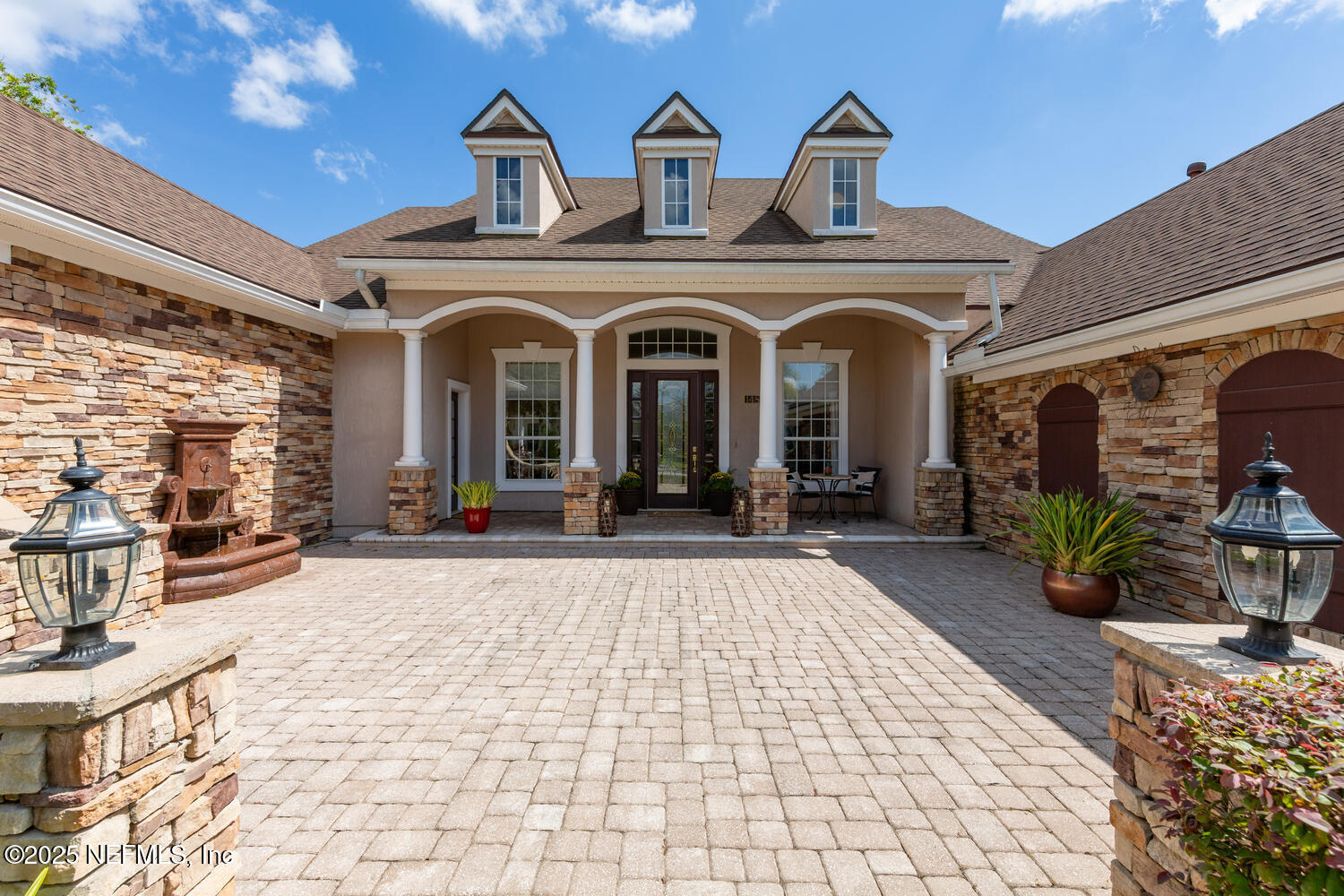 148 LA MESA Drive