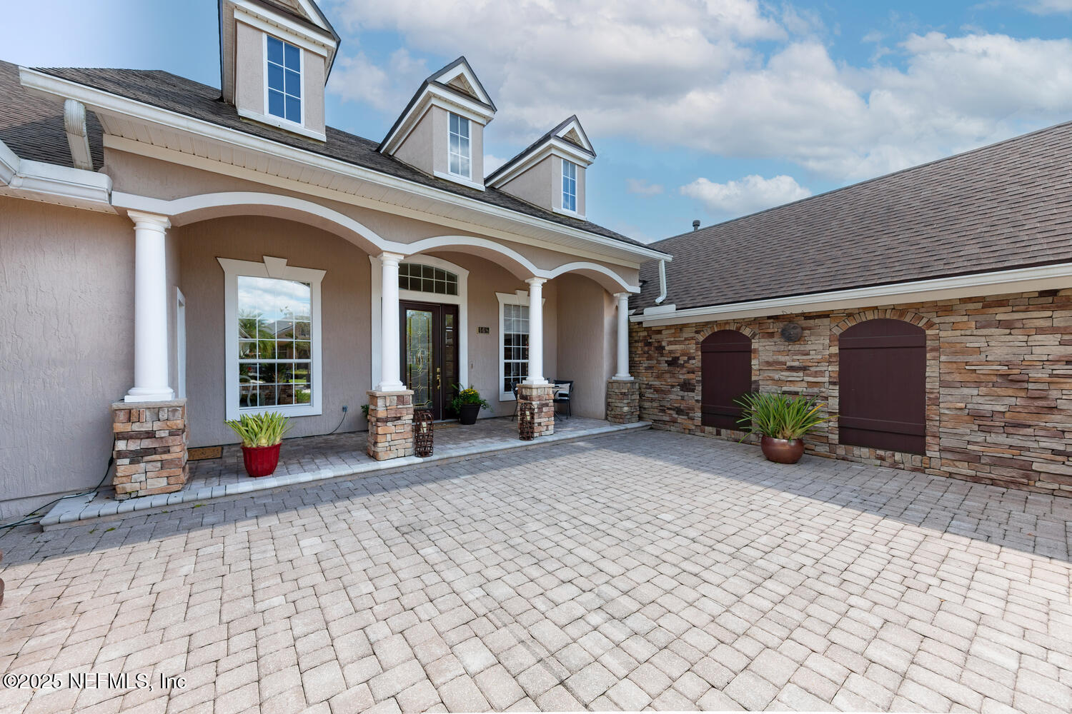 148 LA MESA Drive